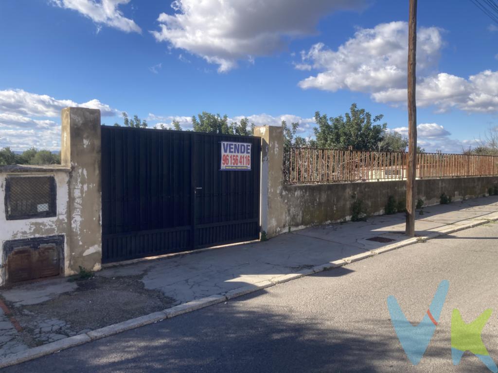 EXCELENTE PARCELA EN VENTA EN EL  VEDAT, TORRENT, URBANIZADO, CON TODOS LOS SERVICIOS, PARA LA CONSTRUCCION DE DOS VIVIENDAS.CON UNA SUPERFICIE DE 824 M2,  SE PERMITE LA CONSTRUCCION DE DOS VIVIENDAS PAREADAS, CON MUCHAS POSIBILIDADES.ZONA TRANQUILA Y POCO TRANSITADA. CUENTA CON ANCHO DE FACHADA 17.60 METROS. OCUPACIÓN MÁXIMA PARA LA COSTRUCCION HASTA EL 25%, SE PUEDE CONSTUIR 100 M2 PARA CADA UNA DE LAS VIVIENDAS, POR PLANTA.POSIBILIDAD DE CONSTRUIR DOS PLANTA MÁS SOTANO O GARAJE, SUMANDO UNA SUPERFICIE MÁXIMA CONSTRUIDA  ES DE 300M2 PARA CADA VIVIENDA PAREADA .TAMBIEN SE PUEDE CONSTRUIR UNA UNICA VIVIENDA INDEPENDIENTE DE 615 M2 , EN DOS PLANTAS MÁS SOTANO.ESTAMOS A VUESTRA DISPOSICIÓN PARA CUALQUIER DUDA O ACLARACIÓN.  
