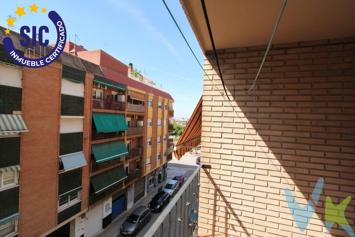 Si buscas espacio, comodidad y una ubicación inmejorable, este piso en la Calle San Onofre 8 es la oportunidad que estabas esperando. Situado en una tercera planta de un edificio con ascensor, esta vivienda de 90 m² destaca por su excelente distribución, su luz natural y el desahogo que ofrecen sus estancias exteriores. . Distribución y Características del Inmueble. Salón-Comedor: Un espacio amplio, acogedor y muy luminoso, con acceso directo a la terraza, ideal para disfrutar del clima mediterráneo, poner una mesita con sillas o crear tu rincón de relax. Cuatro dormitorios versátiles. Ideales para albergar a toda la familia, crear un despacho para teletrabajar o una sala de juegos. 2 Baños Completos y funcionales: Olvídate de las esperas por las mañanas. Cocina Independiente: Totalmente equipada, con buena capacidad de almacenaje y distribución funcional. Cuarto de Aguas / Galería: Un espacio independiente muy práctico para la zona de lavado, lavadora, termo y zona de tendido, manteniendo el resto de la casa despejado. Ubicación y Servicios: Vive con todo a un paso. La vivienda cuenta con una fantástica orientación Suroeste en su zona principal, lo que garantiza una luminosidad espectacular. El verdadero valor de esta vivienda es su localización. La Calle San Onofre es una de las arterias principales, más vivas y mejor conectadas de Paterna. Transporte Público Impecable: A pocos minutos a pie de la estación de Metrovalencia (Línea 2), que te conecta con el centro de Valencia en apenas 15-20 minutos. Además, cuenta con paradas de autobús urbano e interurbano prácticamente en la puerta. Comercios y Supermercados: Rodeado de todo tipo de servicios esenciales. Encontrarás supermercados de grandes cadenas (Mercadona, Consum), farmacias 24h, panaderías tradicionales, entidades bancarias y un comercio local vibrante. A escasa distancia de colegios e institutos tanto públicos como concertados. El Centro de Salud de Paterna se encuentra a muy pocos minutos. La zona cuenta con una amplísima oferta gastronómica, cafeterías con encanto, terrazas y está muy cerca del Ayuntamiento y del Gran Teatro de Paterna. No dejes pasar la oportunidad. VENTA:. PVP 219.500€. Gastos e impuestos no incluidos en el precio. La compra conlleva impuestos y gastos de formalización para el comprador. A título orientativo se informa que en segundas transmisiones el ITP con carácter general en Valencia es del 9%, pudiendo existir otros tipos impositivos atendiendo a las circunstancias personales del comprador u otras circunstancias previstas legalmente. Base imponible del impuesto el mayor valor entre el precio de compraventa, la tasación o el valor de referencia catastral. En cuanto a los gastos de notaría y registro, en su caso, suelen oscilar aprox. entre 1,5% y 2,5% (aranceles variables según precio, n.º de copias y complejidad). El comprador elige notario. Si el comprador precisase de hipoteca: tasación, condiciones y costes bancarios serán según entidad elegida por el comprador, así como los gastos de gestoría, y cualesquiera otros gastos inherentes a la formalización de la compraventa que legalmente correspondan a la parte compradora, salvo pacto expreso en contrario con el vendedor. El consumidor tiene, conforme a la normativa vigente, a su disposición información y documentación adicional relativa al inmueble y condiciones de la compraventa, que podrá ser consultada en C/Joaquín Costa 4, bajo 46005 Valencia o urbe2@remax.es. Honorarios de mediación inmobiliaria a cargo del COMPRADOR: (3% del precio final de venta más IVA (21%), salvo otro pacto.); y de VENDEDOR (según acuerdo con el mismo). Se informa al consumidor que la agencia actúa como intermediaria inmobiliaria en la operación, estando cualquier eventual compraventa y sus condiciones sujeta a la aceptación expresa del propietario-vendedor y a la posterior formalización del correspondiente contrato.