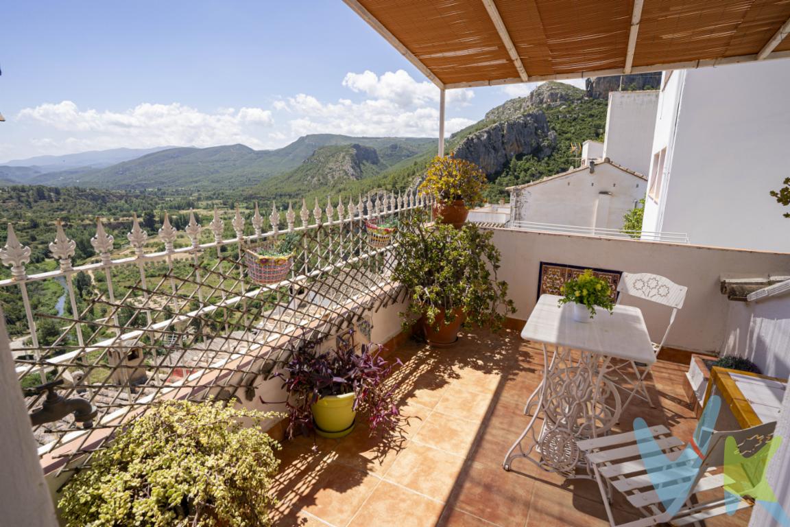 ESPECTACULAR CASA DE PUEBLO en venta, situada en el casco antiguo de Chulilla, en la serranía de Valencia. La vivienda cuenta con una superficie construida de 198 m², distribuida en tres plantas, con dos terrazas.  Desde una de ellas se pueden observar las magníficas vistas donde pasa el rio Turia. En su interior se encuentra una vivienda muy cuidada y conservada, lista para entrar a vivir, en la que destacan elementos como las ventanas de madera, techos con vigas vistas, calefactores eléctricos, suelo de barro, paredes lisas. Actualmente la vivienda dispone de cuatro habitaciones, pero se podría ampliar hasta seis habitaciones. En la planta baja se distribuye un amplio salón-comedor que da a una terraza con barbacoa, cocina abierta, un cuarto de baño completo y una despensa. Pasamos a la primera planta que dispone de cuatro dormitorios con armarios empotrados y un cuarto de baño completo. Se podrían hacer dos habitaciones más en esta planta ( en una zona donde falta terminar la reforma). En la última planta hay una habitación con terraza, con unas vistas maravillosas, donde podrás ver los atardeceres más bonitos que hayas imaginado rodeado de tu familia y amigos. En Chulilla encontraras todos los servicios necesarios, supermercado, centro médico, farmacia, restaurantes y hoteles para tener una vida cómoda y relajada alejado de los ruidos de la ciudad.Chulilla es un municipio de España en la Comunidad Valenciana. Perteneciente a la provincia de Valencia, situado en la comarca de Los Serranos a 60 km de la capital.El paisaje de Chulilla es un espectáculo visual imponente donde la roca, el agua y la vegetación mediterránea se fusionan. Su elemento más característico es el colosal cañón del río Turia, unas hoces escarpadas con paredes verticales de piedra caliza que alcanzan los 160 metros de altura.En definitiva, Chulilla es uno de los pueblos mas bonitos de España por sus paisajes sus gentes y por todo un conjunto de cosas que te harán que te enamores nada más lo veas.MBI ABASTOS está inscrita en el Registro de Agentes de Intermediación Inmobiliaria de la Comunidad Valenciana RAICV 1525.La descripción del presente inmueble e imágenes tienen mero carácter informativo y en ningún caso carácter contractual, pudiendo ser modificados por la agencia inmobiliaria sin que ello implique responsabilidad alguna frente a terceros. No incluidos en el precio impuestos, gastos de notaría, registro ni honorarios de la agencia. Esta propiedad se pone a la venta con toda la documentación comprobada y en regla, por lo que ofrecemos GARANTIAS a los compradores.Por mandato expreso del propietario comercializamos este inmueble mediante contrato de multiexclusiva, por el cual numerosas agencias colaboradoras, nacionales e internacionales, ofrecen esta vivienda a sus potenciales compradores, todo ello garantizando un servicio de calidad, un trato fácil, sencillo y sin interferencias de terceros. Por este motivo, se ruega no molestar al propietario, a los ocupantes de la propiedad, a los vecinos o conserjes del edificio o urbanización si los hubiera. Muchas gracias por su comprensión.