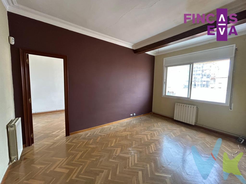 ¡Gran oportunidad en Horta-Guinardó! Piso con vistas a la Sagrada Familia y muchas posibilidades de reforma¿Buscas un piso con carácter y potencial en una de las zonas con más encanto de Barcelona? Te presentamos esta vivienda situada en el distrito de Horta-Guinardó, a tan solo unos pasos del Hospital de Sant Pau y con espectaculares vistas a la Sagrada Familia.Ubicada en una finca con ascensor, esta propiedad destaca por su amplitud, luminosidad y distribución versátil. Actualmente cuenta con 3 habitaciones amplias y luminosas, que reciben luz natural durante todo el día, lo que aporta una agradable sensación de bienestar y calidez en todos los espacios.El piso necesita actualización, lo que lo convierte en una excelente oportunidad para personalizarlo a tu gusto y crear el hogar que siempre has querido. Ideal tanto para vivir como para invertir en una de las zonas con más proyección de la ciudad.Características destacadas:Muchas posibilidades de reforma y redistribuciónUbicación inmejorable: junto al Hospital de Sant Pau, muy bien comunicado por transporte públicoFinca en buen estado con ascensorVistas despejadas a la Sagrada Familia3 habitaciones dobles muy luminosasUna vivienda con alma, lista para convertirse en tu nuevo proyecto de vida o en una inversión segura en Barcelona.¡No dejes pasar esta oportunidad y ven a visitarlo! 