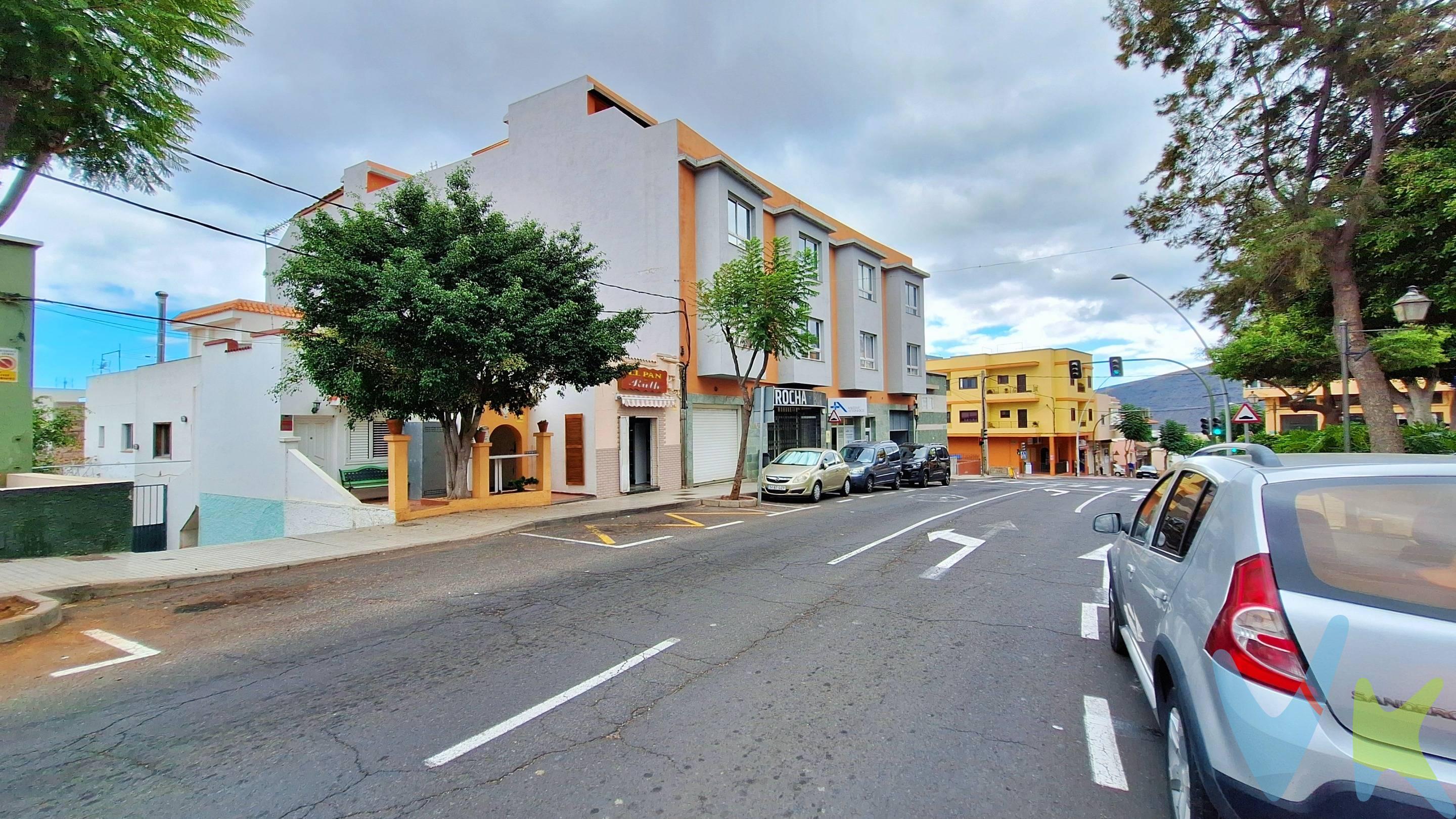 Se vende amplia vivienda unifamiliar con una ubicación inmejorable, justo frente a la Plaza de Fátima y rodeada de servicios esenciales como panadería, gimnasio, veterinario y farmacia. La propiedad se distribuye en tres niveles y ofrece múltiples espacios ideales tanto para vivir como para inversión. En la planta principal, a nivel de calle, cuenta con dos habitaciones, dos baños completos, cocina, salón con chimenea y despensa. En la segunda planta encontramos la solana con acceso directo a la azotea, que ofrece vistas y posibilidades de uso adicional. El semisótano ofrece aún más espacio, tres estancias multifuncionales, una de ellas preparada como bodega y un aseo. La vivienda también dispone de un pequeño jardín y plaza de garaje. Además, incluye un local comercial actualmente alquilado, generando rentabilidad desde el primer día, lo que convierte esta propiedad en una excelente inversión. No pierdas la oportunidad de vivir en una zona tranquila, con todas las comodidades a tu alcance. ¡Contacta para más información o visita!