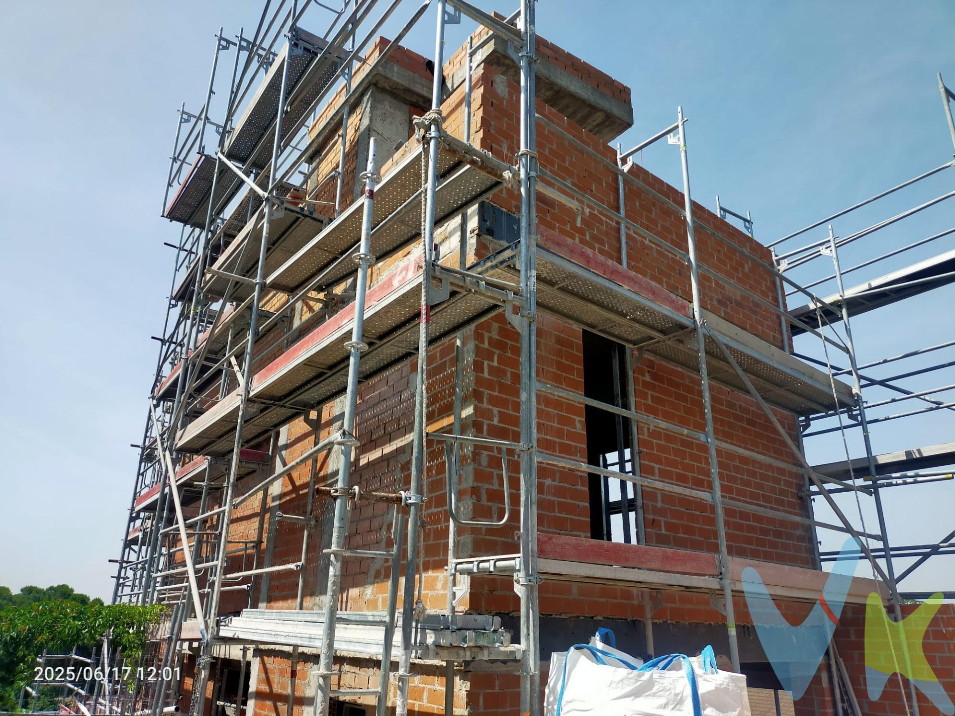Chalet individual en construcción de 340 mts2 en parcela de  383 mts2, se entrega con estructura y carpintería exterior terminadas, en bruto por dentro para que el comprador se lo haga a su gusto, con licencia y proyecto, con unas magníficas vistas a la Sierra y a la ciudad, orientación suroeste. Cuenta con cuatro plantas mas terraza en azotea, con vistas impresionantes despejadas, y jardín en la parte posterior. Proyecto para 4 dormitorios, 3 baños y aseo, cocina independiente y salón comedor con doble altura