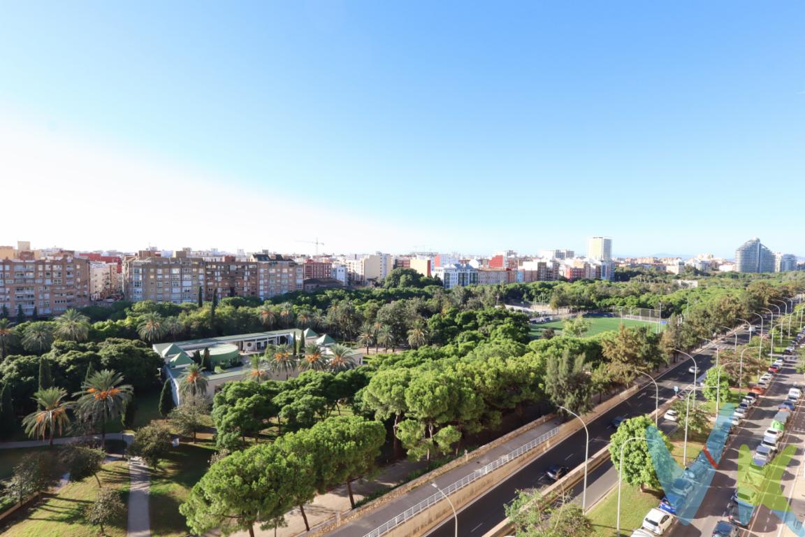 Vive Valencia desde las alturas: luz, amplitud y unas vistas que enamoranHay viviendas que tienen algo especial desde el primer momento, y este piso en el barrio de Campanar, en Valencia, es una de ellas. Situado en una novena planta, te ofrece unas maravillosas vistas al río que convierten cada día en una oportunidad para disfrutar de la ciudad desde una perspectiva privilegiada.Su ubicación en una planta alta, junto con su orientación y su posición esquinera dentro de la finca, permite que la luz natural sea una de sus grandes protagonistas. Un hogar lleno de claridad, con una agradable sensación de amplitud y unas vistas que aportan un encanto único a la vivienda.La distribución ofrece todo el espacio que necesitas para crear el hogar que siempre has imaginado. Dispone de cuatro amplias habitaciones, perfectas para una familia, para quienes necesitan espacio adicional para teletrabajar o para adaptar alguna estancia a sus aficiones.El amplio salón-comedor es, sin duda, uno de los rincones más especiales de la casa. Desde aquí podrás acceder a su balcón con vistas al río, un espacio ideal para desconectar, disfrutar de un café por la mañana o simplemente contemplar el paisaje al final del día.La vivienda cuenta también con una cocina independiente con galería, que aporta funcionalidad al día a día, y un baño completo.¿Te imaginas despertar cada mañana con luz natural y disfrutar de las vistas al río desde tu propio hogar?Este piso reúne tres cualidades muy buscadas: altura, luminosidad y amplitud. Además, sus cuatro habitaciones ofrecen múltiples posibilidades para adaptarlo a tus necesidades y convertirlo en una vivienda totalmente a tu gusto.Si buscas un piso con personalidad, espacio y unas vistas que marcan la diferencia, esta puede ser la oportunidad que estabas esperando.Ven a visitarlo y descubre en persona todo lo que esta vivienda puede ofrecerte. Porque hay vistas y sensaciones que solo se aprecian cuando estás allí. Aviso informativo: Algunas de las imágenes publicadas han sido editadas mediante herramientas de inteligencia artificial con fines exclusivamente ilustrativos y de mejora de la presentación visual del inmueble. Estas ediciones no alteran las características esenciales de la vivienda ni constituyen una representación contractual de la misma. Se recomienda realizar una visita presencial para comprobar el estado y las características reales del inmueble.Agencia Registrada con el Nº 90 en el Registro Obligatorio de Agentes Inmobiliarios de la Comunitat Valenciana. Puede consultar en la web de la GVA. La oferta está sujeta a cambios de precio o retirada del mercado sin previo aviso. Este anuncio en su conjunto, incluyendo textos, fotos, imágenes o cualquier otro contenido de este, no es vinculante dado que la información es ofrecida por terceros y puede contener errores. Se muestra a título informativo y no contractual.Los gastos de la compraventa a cargo de la parte compradora no incluidos en el precio del inmueble a tener en cuenta son: ITP, Notaría, registro, gestoría y honorarios de la inmobiliaria.Por mandato expreso del propietario, comercializamos este inmueble en exclusiva, lo que le garantiza el acceso a toda la información, a un servicio de calidad, un trato fácil, sencillo y sin interferencias de terceros. Por este motivo, se ruega no molestar al propietario, a los ocupantes de la propiedad o a los vecinos. Muchas gracias por su comprensión. Si usted es agente inmobiliario y tiene un cliente para este inmueble, llámenos: estaremos encantados de colaborar.Se informa al consumidor que la agencia actúa como intermediaria inmobiliaria en la operación, estando cualquier eventual compraventa y sus condiciones sujeta a la aceptación expresa del propietario-vendedor y a la posterior formalización del correspondiente contrato. 