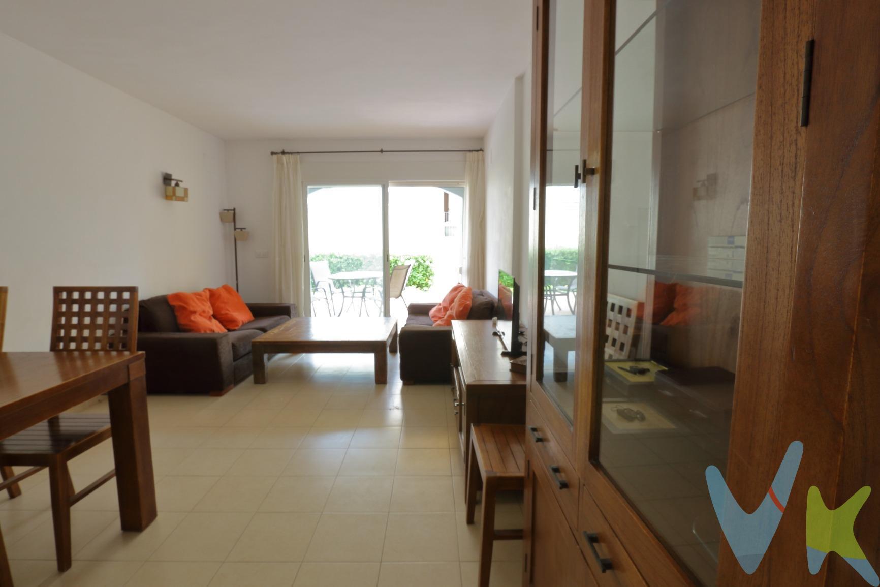 🏡 Bajo en venta en El Verger - Alicante. ✨ Lo que lo hace único:. 1. Bajo de esquina con amplio jardín,  proporcionando un espacio exterior excepcional para relajarse, reunirse o dejar que los niños jueguen con total seguridad. 2. Gran Urbanización con piscina de adultos, piscina infantil, extensa zona verde, parque infantil y pista de pádel. 3.Trastero y garaje incluido en el precio. 4. Ubicación: junto al Polideportivo Tonus. 5. Población tranquila y a tan sólo 5 min. de Denia. 🔑 Distribución:. 3 habitaciones dobles. 2 baños completos. Cocina independiente. Salón con acceso directo al jardín. . 📞 ¡No dejes pasar esta oportunidad y agenda tu visita!. . El comprador tendrá un coste adicional correspondiente al servicio de gestión, asesoramiento y acompañamiento en todo el proceso de compra. Dicho importe, el mobiliario, la decoración y los impuestos no están incluidos en el precio publicado. . . . 