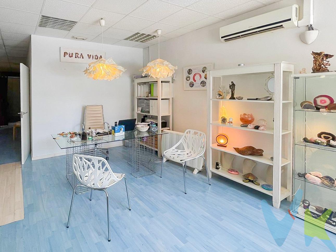 Oportunidad Única en Nou Moles, Valencia: Local Comercial en Venta. Se vende este magnífico local comercial ubicado en una de las zonas más vibrantes y transitadas de Valencia, en pleno corazón de Nou Moles. Rodeado de todos los servicios esenciales y con una ubicación estratégica, este local es perfecto para cualquier tipo de negocio que busque visibilidad y accesibilidad. Ubicación privilegiada: A tan solo unos pasos del moderno Polideportivo Nou Moles y el Centro de Salud de Nou Moles, este local se encuentra en una zona de gran tránsito peatonal y con una excelente conexión de transporte, gracias a la cercanía de la estación de metro. Además, está rodeado de supermercados, tiendas, y otros comercios que garantizan una constante afluencia de personas. Entorno excepcional: Disfruta de un entorno inmejorable, con la tranquilidad y belleza de los parques más importantes de la ciudad a tu alcance: el Parque de Cabecera y el emblemático Parque del Oeste. Además, el Jardín del Turia, uno de los pulmones verdes más grandes de Valencia, está a un paso, ofreciendo áreas recreativas y deportivas que atraen a miles de personas diariamente. Características destacadas:. Ubicación: En pleno centro de Nou Moles, cerca del metro y rodeado de todo tipo de servicios. Entorno: A pocos metros del Polideportivo Nou Moles, del Centro de Salud, supermercados y parques como el Turia y el Parque del Oeste. Tránsito: Zona de alta circulación de personas, perfecta para cualquier tipo de negocio. Accesibilidad: Excelentes conexiones de transporte público, cerca del metro y principales avenidas. Espacio: Amplio local comercial, con gran potencial de adaptación a diferentes usos. La descripción del presente inmueble e imágenes tienen mero carácter informativo y en ningún caso carácter contractual, pudiendo ser modificados por la inmobiliaria comercializadora sin que ello implique responsabilidad alguna frente a terceros. En el precio de venta a público, esta propiedad NO incluye los gastos de adquisición (Notario, registro, gestión, honorarios, etc…). 