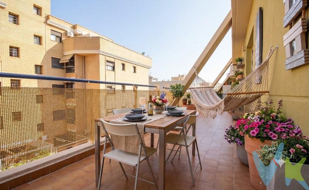 Descubre este magnífico ático semi-nuevo, ubicado a pocos pasos de una de las mejores playas en la Comunidad Valenciana. Este exclusivo inmueble cuenta con dos amplias habitaciones y dos baños completos, diseñados para ofrecer el máximo confort. La amplia cocina se complementa perfectamente con una espectacular terraza de 38 m² ideal para disfrutar del buen clima mediterráneo. Equipado con suelos de parquet que añaden calidez al ambiente, ventanas climalit que garantizan un excelente aislamiento térmico y acústico, calefacción centralizada y aire acondicionado en todas las estancias. La propiedad está rodeada por todo tipo de servicios esenciales como supermercados, restaurantes y zonas verdes perfectas para relajarse o hacer deporte al aire libre. Incluye garaje privado como parte esencial del inmueble. Los gastos comunitarios son tan solo 135€ trimestrales.</p><p>No pierdas esta oportunidad única; si buscas vivir en uno de los lugares más encantadores del Puerto Sagunto junto al mar Mediterráneo, ¡este es tu hogar! Para visitas o más información no dudes en contactarnos directamente. Por mandato expreso del propietario, comercializamos este inmueble en exclusiva, por lo que garantizamos un servicio de calidad, un trato fácil, sencillo y sin interferencias de terceros. Por este motivo, se ruega no molestar al propietario, a los ocupantes de la propiedad, a los vecinos, o conserjes del edificio o urbanización si los hubiera. Muchas gracias por su comprensión. La oferta está sujeta a cambios de precio o retirada del mercado sin previo aviso. Este anuncio en su conjunto, incluyendo textos, fotos, imágenes o cualquier otro contenido del mismo, no es vinculante dado que la información es ofrecida por terceros y puede contener errores. Se muestra a título informativo y no contractual. Este inmueble se vende en cuerpo cierto y las medidas expuestas en el anuncio son aproximadas. Agencia Registrada con el N.º 00101 en el Registro Obligatorio de Agentes Inmobiliarios de la Comunidad Valenciana. Puede consultar en la web de la GVA. El precio del inmueble no incluye los honorarios de la agencia que ascienden al 3%  + IVA del precio final del inmueble, ni los gastos de notaría y registro de la propiedad (que están sujetos a aranceles y varían dependiendo del precio de escrituración), ni los impuestos (que en la Comunitat Valenciana varían dependiendo del precio del inmueble y de las características personales del comprador. 