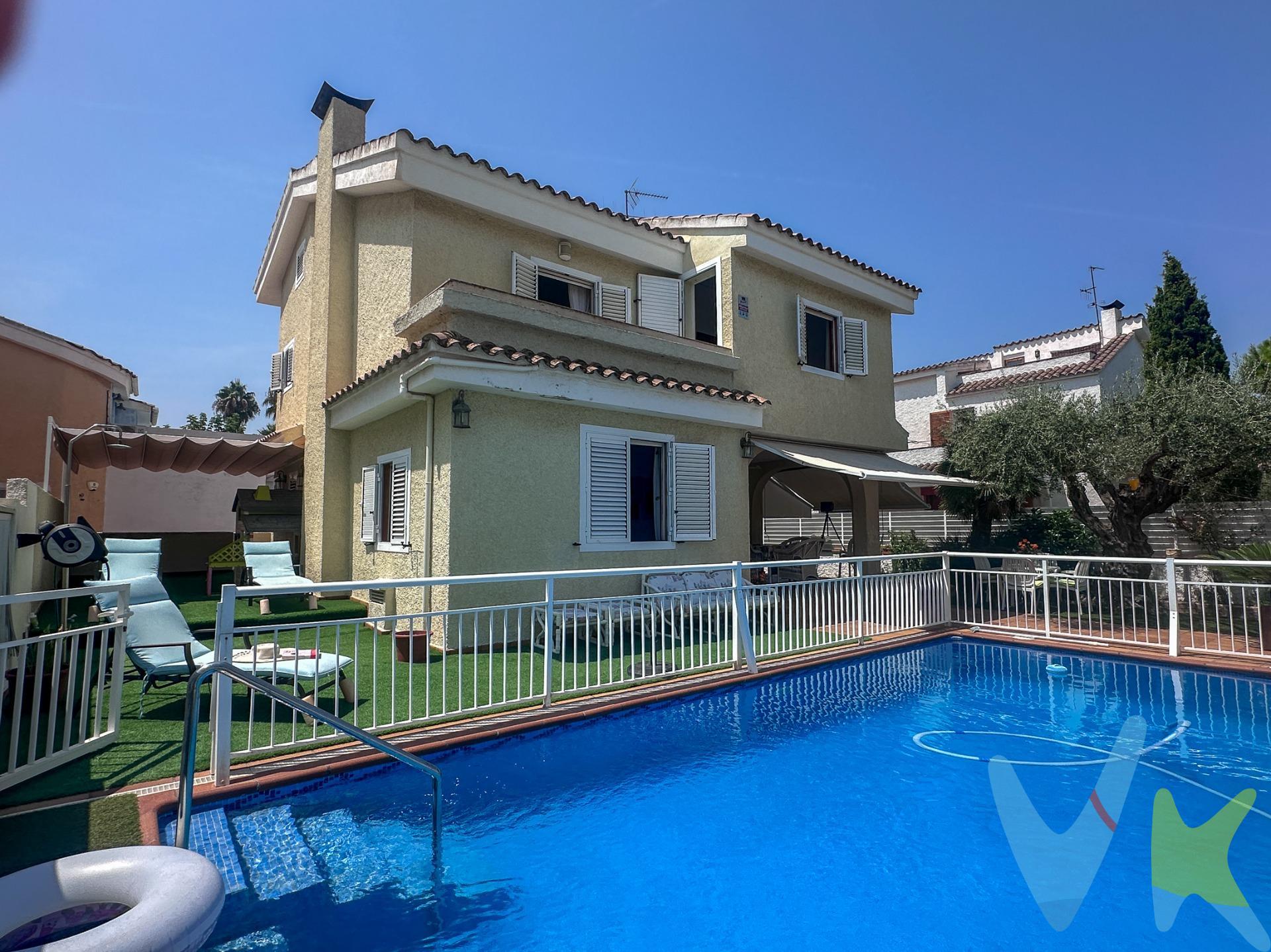 Descubre esta magnífica villa en Benicasim – Heliòpolis, a tan solo 700 metros del mar, con piscina privada, jardín y zona de barbacoa, perfecta para disfrutar con familia y amigos. La vivienda cuenta con 223 m² construidos sobre parcela de 309 m² y se distribuye en tres plantas:. 🔹 Sótano: dos amplias plazas de parking independientes, sala de juegos, comedor y cocina con paellero en un espacio diáfano ideal para reuniones. 🔹 Planta baja: gran salón comedor con chimenea, cocina totalmente reformada y equipada, baño con ducha, zona de lavandería y dos terrazas (una en la entrada y otra en la parte posterior) que comunican con el jardín y la piscina. 🔹 Primera planta: cuatro dormitorios muy espaciosos, uno de ellos con terraza privada, además de un gran baño completo con bañera. 🔹 Segunda planta (buhardilla): habitación doble, aseo, trastero y salida a una amplia terraza solárium con vistas despejadas. La villa está equipada con calefacción de gasoil, ventanas con cámara, mallorquinas y mosquiteras para mayor confort. Además, dispone de placas solares, lo que garantiza un ahorro energético significativo y un consumo eléctrico muy bajo o incluso inexistente. Una propiedad luminosa, amplia y en muy buen estado, ideal tanto como residencia habitual como para disfrutar de largas temporadas junto al Mediterráneo. ✨ No dejes pasar la oportunidad de visitarla. ¡Te encantará!