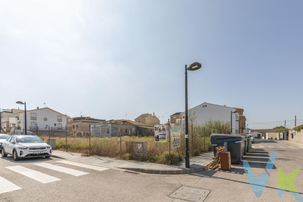 Presentamos la Parcela M5, una excelente oportunidad para promotores que buscan desarrollar una promoción residencial de pequeña escala en un entorno cada vez más demandado: viviendas unifamiliares modernas rodeadas de naturaleza, a pocos minutos de Valencia.La parcela dispone de 528 m² de superficie, con una edificabilidad máxima de 768 m² sobre rasante, permitiendo el desarrollo orientativo de cinco viviendas unifamiliares adosadas, cada una con jardín privado y plaza de aparcamiento.Ubicada en Pobles del Sud, el proyecto combina una característica muy difícil de encontrar dentro del municipio de Valencia: la tranquilidad de un entorno residencial junto a la huerta valenciana y al Parque Natural de l\'Albufera, sin renunciar a la proximidad de la ciudad.Las futuras viviendas disfrutarán de un entorno de baja densidad, calles de nueva urbanización y vistas abiertas hacia espacios agrícolas, un valor diferencial que incrementa el atractivo comercial de la promoción.Parámetros urbanísticosParcela: 528 m²Suelo edificable: 384 m²Jardines privados: 144 m²Edificabilidad: 768 m² techoTipología: Vivienda Unifamiliar en Hilera (UFA-2 / UFA-2A)Desarrollo orientativo: 5 viviendasAltura máxima: Planta Baja + Primera PlantaSemisótano para garaje permitido (no obligatorio)1 plaza de aparcamiento obligatoria por viviendaParcela mínima segregable: 70 m² con 6 metros de fachadaUn producto con elevada demandaEl mercado residencial muestra un creciente interés por viviendas que ofrezcan jardín, privacidad y proximidad a espacios naturales. La ubicación de esta parcela permite desarrollar un producto claramente diferenciado frente a la vivienda colectiva tradicional, con un perfil especialmente atractivo para familias que desean vivir en Valencia sin renunciar a la calidad de vida que ofrece el entorno de l\'AlbuferaInversión con recorridoLa combinación de una edificabilidad de 768 m² techo, una normativa urbanística definida y un número contenido de viviendas facilita el desarrollo de una promoción eficiente tanto desde el punto de vista constructivo como comercial.Se trata de un activo especialmente interesante para promotores que buscan proyectos de tamaño medio, con menor complejidad de gestión y una comercialización ágil, aprovechando la creciente demanda de vivienda unifamiliar en el área metropolitana de Valencia.Disponemos de información urbanística y documentación técnica para facilitar el estudio de viabilidad del proyecto. Contacte con nosotros para ampliar información, concertar una visita o analizar el potencial de desarrollo de esta parcela.Se muestra a título informativo y no contractual. El precio no incluye lo siguiente: Honorarios de la agencia inmobiliaria, impuestos (IVA, ITP) y otros gastos de la Compraventa (notaria, gestoría y registro)