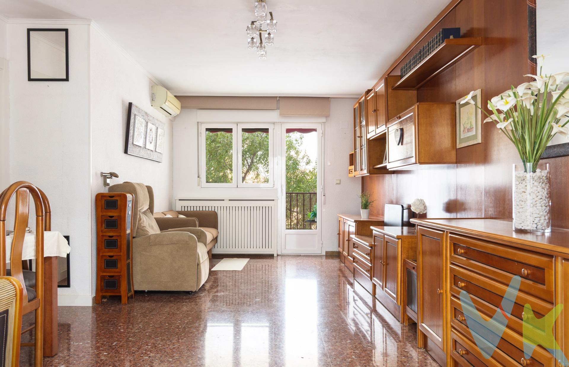 Piso en venta en la Calle Violeta Parra de 3 dormitorios, aseo, baño, terraza y piscina. Paralela a Av. Salvador Allende nos encontramos esta vivienda cuya distribución de 3 dormitorios (2 dobles y 1 simple) es ideal para quienes buscan comodidad y funcionalidad. Al entrar,  un pequeño recibidor da paso a un aseo reformado, una cocina equipada con electrodomésticos y una galería con un práctico armario de almacenaje. El amplio salón, con acceso a una bonita terraza cuadrada, es el espacio perfecto para relajarse o disfrutar de momentos al aire libre. La vivienda cuenta con un baño reformado con ducha. La vivienda tiene una distribución excelente, con casi ningún pasillo que desaproveche el espacio. Los acabados son de calidad, con suelos de terrazo, puertas lacadas en blanco y ventanas de aluminio con climalit oscilobatientes y mosquiteras. Además, el salón está climatizado con un split de  aire acondicionado, y la CALEFACCIÓN es individual a gas. Su orientación oeste garantiza luminosidad , y las vistas exteriores al centro de estudios San Valero aportan tranquilidad y amplitud. La finca dispone de una preciosa zona ajardinada con PISCINA comunitaria, ideal para disfrutar del buen tiempo. El rellano de la comunidad, donde se encuentran los ASCENSORES, ha sido recientemente reformado, dándole un aire moderno y renovado. Los gastos de comunidad son solo 69€/mes, lo que convierte esta vivienda en una opción muy atractiva. Además, incluye plaza de GARAJE con acceso directo desde los ASCENSORES. La vivienda cuenta con VIDEOPORTERO para mayor seguridad y comodidad. Ubicado en una zona tranquila y bien conectada, tendrás todo a tu alcance: comercios locales, transporte público, centros médicos, bancos y el parque Tío Jorge a solo unos minutos. La salida a la Z-40 también está muy cerca, lo que facilita el acceso a otras zonas de la ciudad. Perfecto para quienes buscan un hogar bien comunicado y rodeado de comodidades. ¡No dejes escapar esta oportunidad! Ven a visitarlo y descubre todo lo que este piso tiene para ofrecerte.