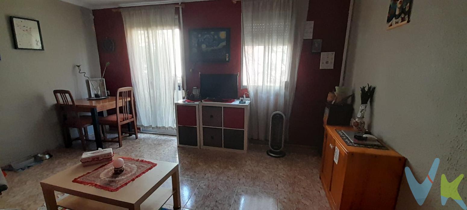 Vivienda con mucha entrada de luz, con balcón ubicada en Tres Forques  Valencia VALENCASA presenta esta vivienda situada en el barrio de Tres Forques, en el distrito de LOlivereta (Valencia), una zona consolidada de la ciudad que destaca por su amplia oferta de servicios, comercios de proximidad, transporte público y buena conexión con el resto de Valencia. La vivienda dispone de 49 m² construidos (44 m² útiles) y se ubica en la tercera planta (SIN ASCENSOR) de un edificio residencial construido en 1954. La distribución es práctica y funcional, ideal tanto para vivienda habitual como para inversión:- 1 dormitorio- 1 baño- Cocina independiente- Salón con salida a balcón El inmueble se encuentra en una zona muy bien comunicada, con paradas de autobús y metro cercanas, además de supermercados, centros educativos, comercios y todo tipo de servicios en las inmediaciones. IDEAL OPORTUNIDAD para quienes buscan una primera vivienda en Valencia o una inversión inmobiliaria con gran demanda de alquiler.  Condiciones económicas y legales:PVP: 88.000 EURGastos e impuestos no incluidos en el precio. La compra conlleva impuestos y gastos de formalización para el comprador.En las segundas transmisiones, el Impuesto de Transmisiones Patrimoniales (ITP) puede ascender, con carácter general, aproximadamente al 10 % del precio de compraventa, conforme a la normativa vigente en la Comunidad Valenciana. No obstante, dicho impuesto puede verse bonificado, pudiendo aplicarse un tipo reducido del 6 % o incluso del 4 %, siempre que la parte compradora y el inmueble cumplan los requisitos legalmente establecidos para ello.La compraventa se realizará con gastos según ley, por lo que los gastos de notaría y registro de la propiedad serán asumidos conforme a lo dispuesto en la normativa aplicable. A título orientativo, dichos gastos, según aranceles oficiales, pueden situarse aproximadamente entre 400 EUR y 800 EUR, dependiendo del precio final y de las circunstancias de la operación.Honorarios de intermediación inmobiliaria no incluidos en el precio: 4 % más IVA sobre el precio final de venta.Se informa al consumidor que la agencia actúa como intermediaria inmobiliaria en la operación, estando cualquier eventual compraventa y sus condiciones sujeta a la aceptación expresa del propietario o vendedor y a la posterior formalización del correspondiente contrato de arras.El consumidor tiene, conforme a la normativa vigente, a su disposición información y documentación adicional relativa al inmueble, pudiendo consultarla en la agencia inmobiliaria.La información contenida en este anuncio tiene carácter meramente informativo y no contractual, pudiendo estar sujeta a errores u omisiones involuntarias.