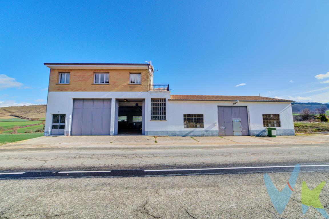 A tan solo 12 minutos de Pamplona, en la villa de Monreal, presentamos esta singular propiedad, vivienda con dos locales industriales, todo en uno.Se trata de una amplia vivienda de 100m2 en planta primera, con 4 dormitorios y una gran terraza de 62 m2 de orientación sur para disfrutar del sol y las espectaculares vistas a la Higa de Monreal todos los días del año.La particularidad de esta propiedad se encuentra en los locales de la planta baja. Se trata de dos naves de 135m2 y 275m2 que antiguamente fueron taller mecánico.Preparadas con varios puentes grúa y puertas de tamaño industrial, pueden servir como aparcamiento para toda clase de vehículos, almacén agrícola o taller de maquinaria. Además, cuenta con oficina, varios almacenes y baño.La parcela se completa con una huerta de mas de 100m2 equipada con almacén y riego.Si tu sueño siempre ha sido vivir en un pueblo con todos los servicios, Monreal es una localidad con muchísima vida y cubre todas tus necesidades; colegio, centro de salud, farmacia, entidad bancaria, piscinas municipales, una pequeña tienda y 2 bares.No te lo pienses mas y llámanos!