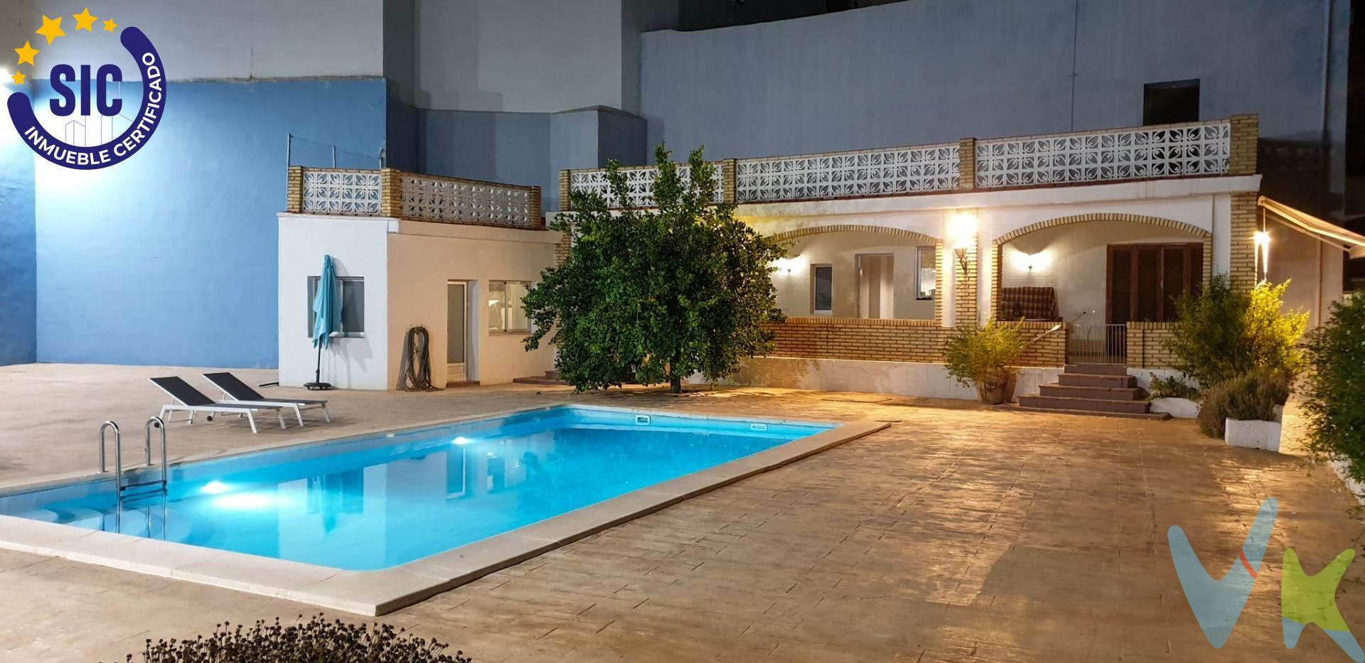 Descubre esta joya en el corazón de Godelleta, un lugar ideal para crear recuerdos. inolvidables en familia. Sus cinco habitaciones dobles y tres baños ofrecen toda la. privacidad y el espacio que necesitas. La casa se ha renovado íntegramente en 2024, con un sistema eléctrico y de fontanería. completamente nuevos. La zona exterior es un oasis: una piscina privada con vistas. panorámicas te invita a relajarte y escapar del calor. Además si no se quiere entrar. mojado a casa para preparar la comida o pasar al baño, la zona de la piscina también. dispone de cocina y baño para hacer la vida en el exterior mucho más cómoda. Y para. tomar el sol, su terraza solárium 360o es sencillamente espectacular. La propiedad tiene un potencial único: podrías ampliar el espacio habitable a una. segunda planta. Cuenta con un amplio garaje para 5 vehículos con doble acceso y. calefacción central de gasóleo para el invierno.