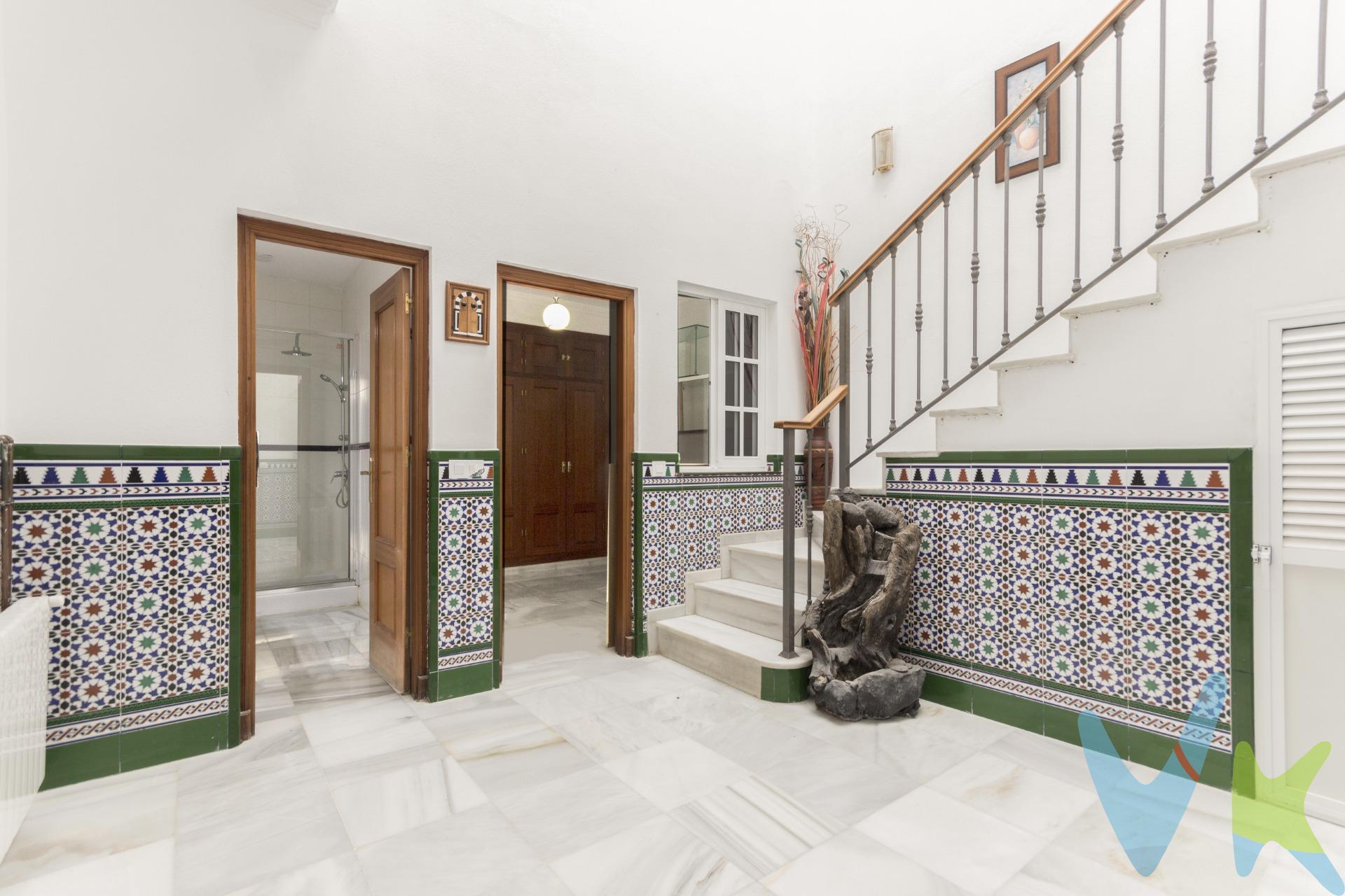 Encantadora casa independiente en el centro de El Puerto de Santa María. Presentamos esta maravillosa casa de dos plantas, situada en pleno corazón de El Puerto de Santa María, a solo unos pasos de todos los servicios que ofrece la ciudad. Con una construcción total de 103 m², esta vivienda combina comodidad y funcionalidad en un entorno ideal. . La vivienda se distribuye en dos plantas: . Planta Baja: Al entrar, te recibe un luminoso salón con balcón que da a la calle, creando un espacio acogedor y lleno de luz natural. La cocina independiente, completamente amueblada,  un dormitorio de matrimonio ideal para invitados o como oficina, y un baño completo que añade comodidad a esta planta. Además cuenta con un patio techado de unos 16 m2 aproximadamente. Primera Planta: En la planta superior, encontrarás un amplio dormitorio de matrimonio con un magnífico armario empotrado de seis puertas, proporcionando un gran espacio de almacenamiento , un baño completo en suite y una amplia azotea privada  lugar ideal para disfrutar del clima gaditano. Esta casa es perfecta tanto para disfrutar de una vida confortable como para invertir en una propiedad ubicada en una de las zonas más deseadas de la costa. No pierdas la oportunidad de visitarla y descubrir todo su potencial. ¡Te esperamos!. "De acuerdo con lo prevenido en el Decreto 218/2005, de 11 de octubre, se informa al cliente que los gastos notariales, registrales,. L.T. P. , honorarios de intermediación, gastos financieros, y otros gastos inherentes a la compraventa no están incluidos en el precio. ". Por mandato expreso del propietario, comercializamos este inmueble en exclusiva, lo que le garantiza el acceso a toda la información, a un servicio de calidad, un trato fácil, sencillo y sin interferencias de terceros. Por este motivo, se ruega no molestar al propietario, a los ocupantes de la propiedad o a los vecinos. Muchas gracias por su comprensión. Si usted es agente inmobiliario y tiene un cliente para este inmueble, llámenos: estaremos encantados de colaborar. 