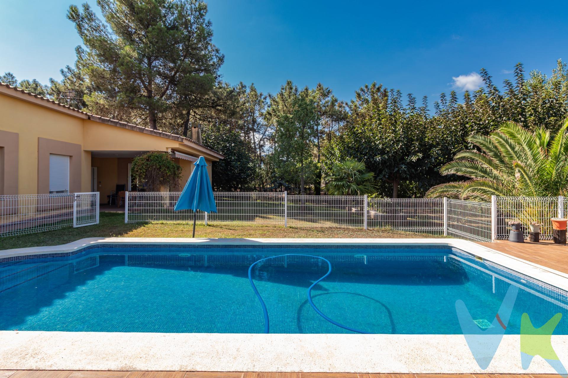 Descubre este espectacular chalet unifamiliar de 219 m² construido entero en una sola planta, lo que garantiza comodidad y accesibilidad sin escaleras, ubicado en una zona tranquila y rodeada de naturaleza junto al Parque Natural del Desierto de las Palmas, a solo quince minutos de Castellón. La vivienda cuenta con cuatro habitaciones dobles, todas ellas equipadas con armarios empotrados, incluyendo un dormitorio principal con vestidor, y dos baños completos, uno de ellos con columna de hidromasaje, ideal para relajarse. El salón es amplio y luminoso gracias a sus grandes ventanales, y la encantadora cocina independiente diseñada para disfrutar de la vida diaria con comodidad. Además, cuenta con un práctico cuarto de colada. El exterior es un verdadero oasis con una parcela de 1.800 m² que combina jardines cuidados, pinos y árboles frutales. Dispone de piscina privada, zona de barbacoa junto a un cenador perfecto para comidas al aire libre y garaje cerrado al que se accede mediante puerta automática para vehículos o puerta peatonal situado en uno de los laterales, además por su tamaño puede adaptarse a distintos usos según tus necesidades. La ubicación estratégica permite disfrutar de la tranquilidad de la montaña sin renunciar a la cercanía de universidades, centros comerciales y playas, convirtiendo esta propiedad en una opción ideal tanto para residencia habitual como para quienes buscan invertir en calidad de vida en un entorno privilegiado. No dejes pasar la oportunidad de vivir donde siempre has soñado, rodeado de naturaleza y comodidad. Cada día será un placer volver a esta casa, ¡tu nuevo hogar!