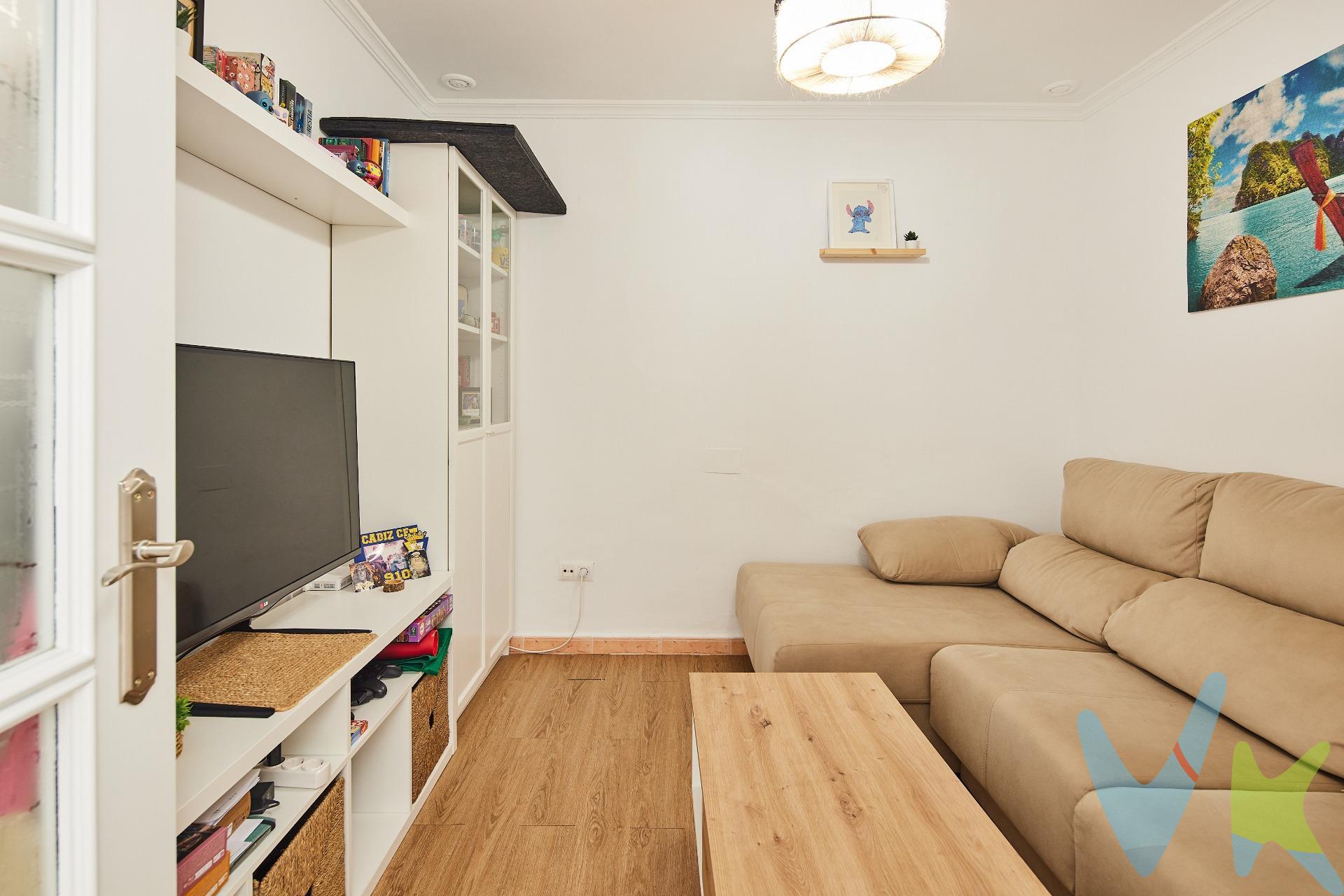 Presentamos esta excelente oportunidad de adquirir una vivienda en una de las zonas con mayor encanto y demanda de Cádiz, a escasos pasos del Mercado Central de Abastos y de la playa de la Caleta. . La vivienda cuenta con dos dormitorios, un acogedor salón, cocina independiente totalmente renovada, baño reformado y un práctico trastero que aporta un valioso espacio adicional de almacenamiento. Su ubicación privilegiada permite disfrutar plenamente del auténtico estilo de vida gaditano, rodeado de historia, cultura, comercios, servicios, una reconocida oferta gastronómica y la cercanía del mar, todo ello a pocos minutos a pie. Aunque se trata de una vivienda en planta baja, se aleja por completo del concepto tradicional de bajo. El patio interior situado en un nivel inferior aporta una sensación de amplitud, y desahogo poco habitual en la zona. Un bajo con alma de primera planta: una vivienda que combina la comodidad de un acceso directo y sin barreras arquitectónicas con la sensación de independencia y confort que buscan los compradores más exigentes. Por su excelente estado de conservación, su ubicación estratégica y sus características diferenciales, esta propiedad constituye una magnífica opción tanto como vivienda habitual o segunda residencia, como para quienes buscan una inversión segura en una de las zonas con mayor demanda de Cádiz. **Periodo de validez de la publicación 31/12/2026. **Honorarios de agencia: 3% más IVA (21%) del precio de compraventa. Se hace constar que la agencia efectúa una labor de intermediación, y que las condiciones finales de la compraventa quedan sujetas a la aceptación expresa de la parte vendedora y formalización del contrato de compraventa. Gastos aproximados de comprador en concepto de Aranceles notariales y Registro de la Propiedad: 900 € - 1.500 €, variables según operación (Real Decreto 1426/1989 y Real Decreto 1427/1989). Operación sujeta a I. T. P. (7%) (Ley 5/2021, de 20 de octubre, de Tributos Cedidos de la Comunidad Autónoma de Andalucía). *Estimación tipos generales de gastos de compra según ley. Todos los porcentajes son aplicables sobre precio de compraventa del inmueble o valor de referencia catastral. Gastos particulares de financiación por cuenta de comprador no incluidos. Consulte con nosotros si tiene bonificaciones en su caso concreto, estaremos encantados de asesorarle con todo detalle.