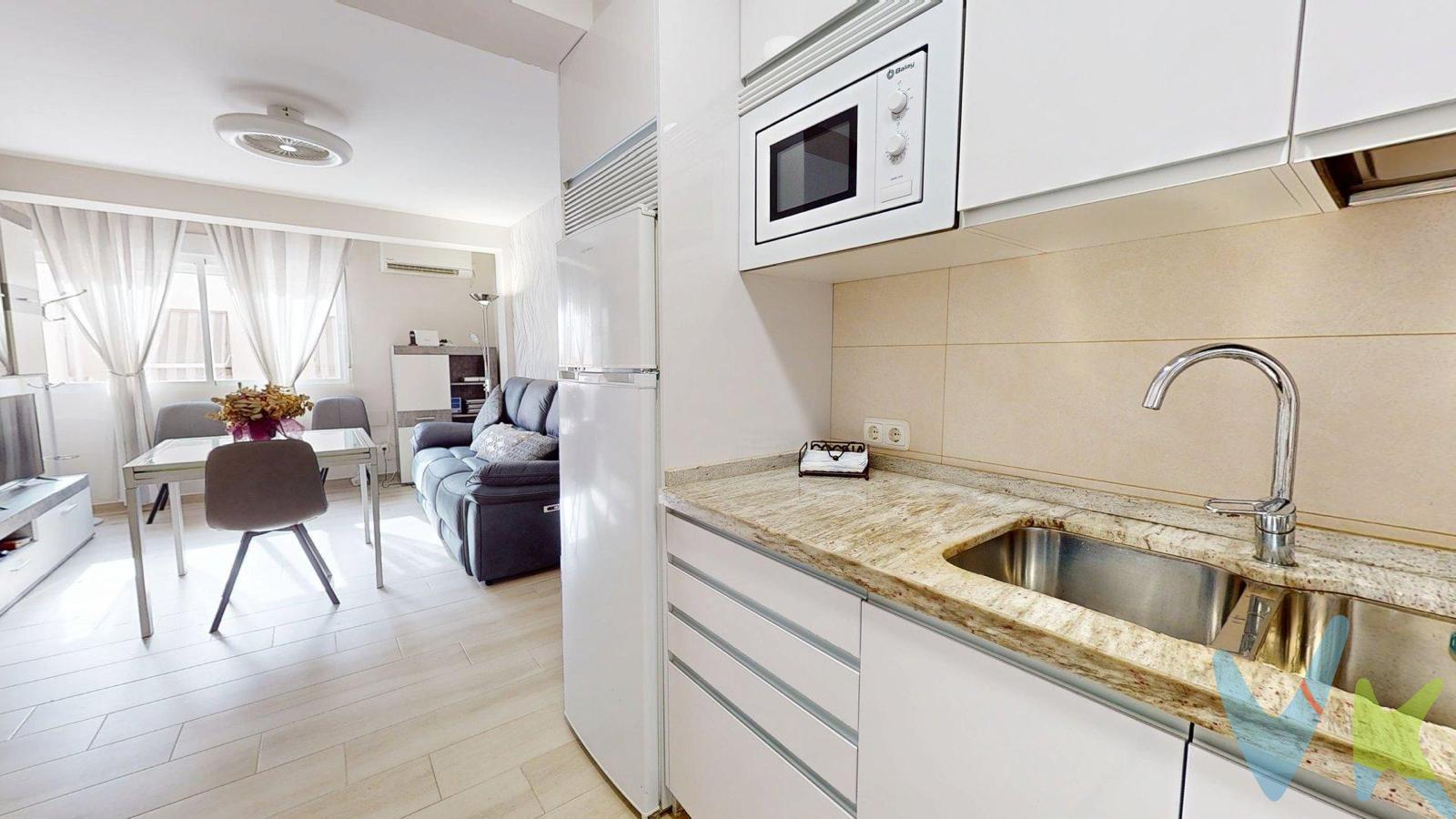 ¡Oportunidad en Fatima!. Presentamos esta magnífica vivienda ubicada en una de las zonas más demandadas de Córdoba, rodeada de todo tipo de servicios: comercios, colegios, transporte público y zonas verdes. Situada en una tercera planta de un edificio con ascensor, la vivienda destaca por su luminosidad y distribución funcional. Al acceder nos encontramos con un pequeño hall que da paso a un amplio salón. Desde el salón, accedemos a una funcional y bonita cocina amueblada,  y a un pasillo distribuidor que nos conduce un baño completo con placa de ducha, y tres dormitorios, dos de ellos  exteriores, todos ellos con excelente ventilación natural y luz. Una vivienda ideal tanto para familias como para inversores que busquen rentabilidad en una zona consolidada y en crecimiento. La vivienda se vende sin mobiliario. No dejes escapar esta oportunidad y solicita más información sin compromiso. ¡Estaremos encantados de atenderte!. INFORMACIÓN IMPORTANTE:. En cumplimiento de la normativa vigente, tenemos a disposición del cliente la ficha informativa de segunda o ulteriores transmisiones de vivienda. Los precios indicados no tienen caducidad, pero pueden ser alterados sin previo aviso. Los gastos de la compra, según ley (notaría, registro e impuestos), no están incluidos en el precio. Los honorarios de la agencia son 3.500 € más el 21% de IVA, los cuales tampoco están incluidos en el precio indicado. 