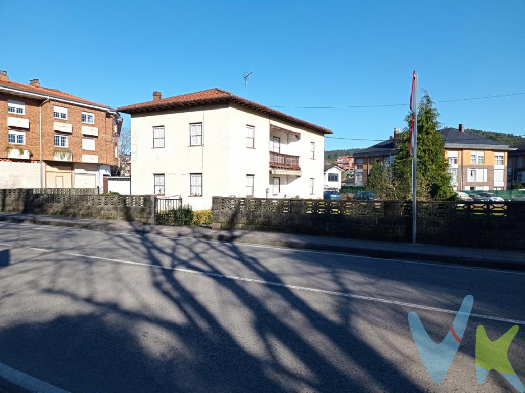 En Puente San Miguel, a menos de 10 minutos de Torrelavega y 30 minutos de Santander, y con todos los servicios a un paso, tenemos para la venta esta vivienda unifamiliar sobre una parcela urbana de 1300m² en Puente San Miguel.El edificio está distribuido en dos espacios: por un lado la vivienda, y por otro lado la zona destinada a cuadra y pajar.La vivienda está distribuida en dos plantas más bajo cubierta, y dispone de 4 habitaciones, sala, cocina, comedor y 1 baño, y el resto de la edificación está diáfana.La propiedad tiene el tejado bien, pero aunque se pueda vivir en ella, necesita ser actualizada.Dispone de garaje cerrado de 26m².La parcela se completa con una parcela de 1300m² urbanos.Impuestos no incluidos.