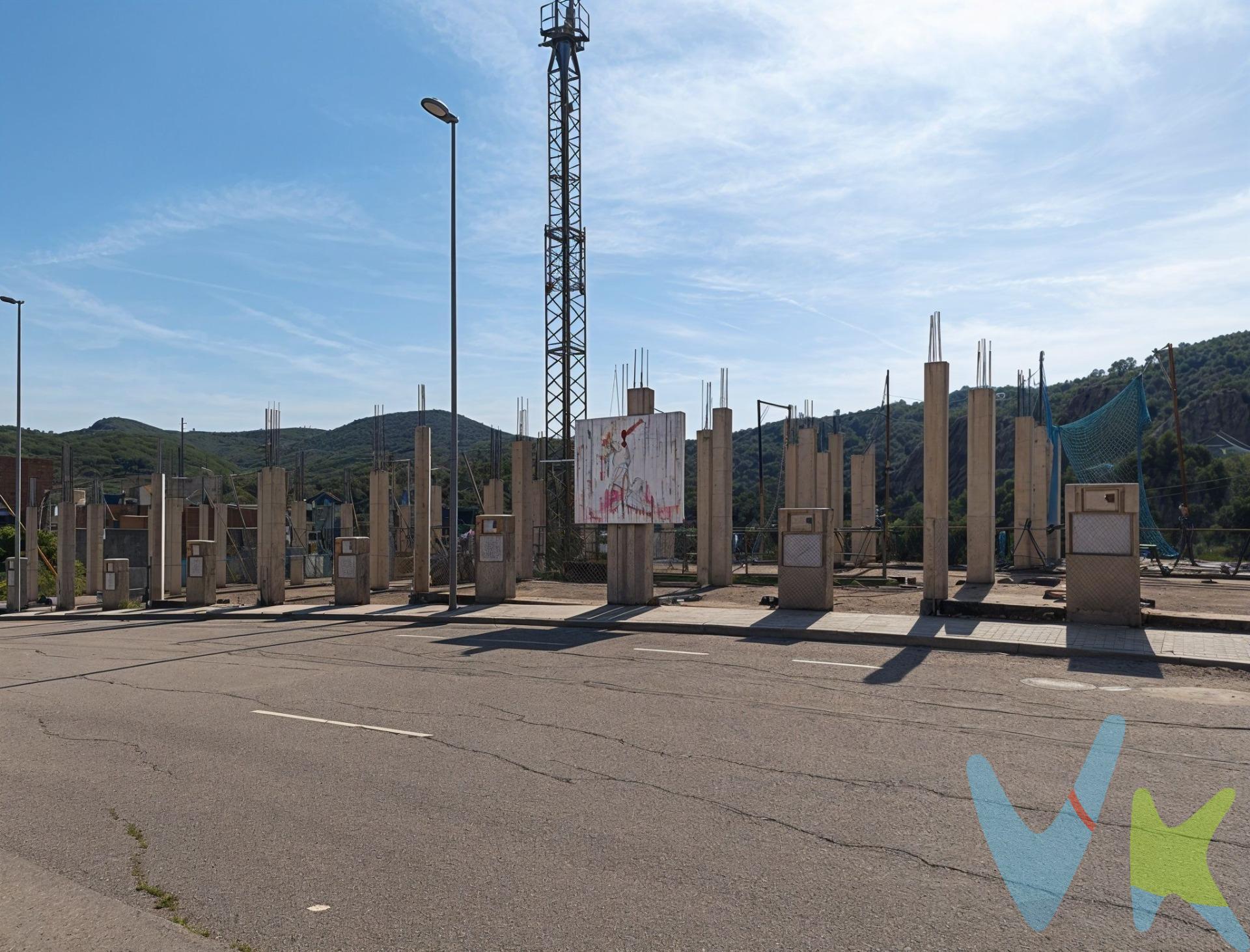 Situada en Ribesalbes, esta propiedad se presenta como una oportunidad lista para captar la atención de promotores que buscan rentabilidad y un proyecto limpio y en ejecución con un potencial ilimitado para transformarse en el próximo éxito residencial de la zona. Activo inmobiliario en fase de construcción:. Superficie del suelo: 750 m² de Suelo Urbano Consolidado. Estado actual: Obra parada con parte de la estructura ya ejecutada, lo que optimiza drásticamente los costes y los tiempos de entrega de la promoción. El Proyecto: Diseñado para la edificación de 10 viviendas adosadas, permitiendo una distribución eficiente y moderna adaptada a las demandas del mercado actual. Urbanización completa a pie de parcela: La parcela cuenta con todos los servicios listos para conectar:. Aceras y alumbrado público. Red de alcantarillado. Red de agua y acometidas de luz.. Toda la documentación y el proyecto técnico están completamente incluidos en la operación. Este activo tiene muy claro su público objetivo: familias y compradores que huyen del piso tradicional de ciudad. Ribesalbes ofrece el entorno perfecto para quienes buscan espacio, terrazas y calidad de vida, pero con la gran ventaja y comodidad de estar a un paso de los principales núcleos urbanos de la provincia. ¡Da el primer paso hacia una de las operaciones más atractivas del mercado actual!. VENTA:. PVP 510.000€. Gastos e impuestos no incluidos en el precio. La compra conlleva impuestos y gastos de formalización para el comprador. A título orientativo se informa que en segundas transmisiones el ITP con carácter general en Valencia es del 9%, pudiendo existir otros tipos impositivos atendiendo a las circunstancias personales del comprador u otras circunstancias previstas legalmente. Base imponible del impuesto el mayor valor entre el precio de compraventa, la tasación o el valor de referencia catastral. En cuanto a los gastos de notaría y registro, en su caso, suelen oscilar aprox. entre 1,5% y 2,5% (aranceles variables según precio, n.º de copias y complejidad). El comprador elige notario. Si el comprador precisase de hipoteca: tasación, condiciones y costes bancarios serán según entidad elegida por el comprador, así como los gastos de gestoría, y cualesquiera otros gastos inherentes a la formalización de la compraventa que legalmente correspondan a la parte compradora, salvo pacto expreso en contrario con el vendedor. El consumidor tiene, conforme a la normativa vigente, a su disposición información y documentación adicional relativa al inmueble y condiciones de la compraventa, que podrá ser consultada en C/Joaquín Costa 4, bajo 46005 Valencia o urbe2@remax.es. Honorarios de mediación inmobiliaria a cargo del COMPRADOR: (3% del precio final de venta más IVA (21%), salvo otro pacto.); y de VENDEDOR (según acuerdo con el mismo). Se informa al consumidor que la agencia actúa como intermediaria inmobiliaria en la operación, estando cualquier eventual compraventa y sus condiciones sujeta a la aceptación expresa del propietario-vendedor y a la posterior formalización del correspondiente contrato.