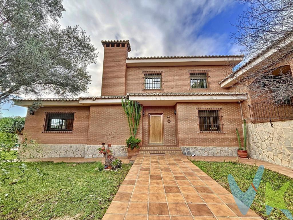 ¡Imagínate viviendo en este encantador chalet independiente! Un lugar donde cada rincón te invita a disfrutar, con 435 m² distribuidos en cuatro plantas y una parcela esquinera de 1.257 m², llena de luz, naturaleza y comodidad. Al entrar, una puerta de madera te da la bienvenida y abre paso a un elegante vestíbulo que conecta con un amplio distribuidor. Desde aquí, accedes a un salón espacioso, lleno de claridad, que se abre a una terraza perfecta para desayunos con vistas al jardín. La cocina independiente, equipada con una práctica isla, es el corazón ideal para preparar tus mejores recetas mientras disfrutas de vistas a la piscina rodeada de grandes árboles. En la planta baja, encontrarás una habitación llena de luz y un baño con ducha para tus momentos de relax. Al subir las escaleras, descubrirás tres dormitorios dobles donde el descanso es el protagonista, además de una suite principal con un vestidor de ensueño y un baño privado para tu disfrute. En la segunda planta, tres habitaciones más te brindan libertad para crear espacios que reflejen tu estilo de vida: desde un despacho hasta un rincón de juegos. El sótano es más que práctico: estaciona cómodamente dos coches, organiza tu lavandería con salida al jardín y disfruta de una zona diáfana para almacenaje o actividades. Escucha esto:. La brisa en el jardín mientras riegas tus plantas con el sistema automático. El chapoteo en la piscina de gresite, con su elegante escalera romana. La charla animada de amigos y familiares junto a la barbacoa. Un lugar pensado para ti La vivienda cuenta con calefacción de gas natural, aire acondicionado, suelos de gres y paredes lisas. Los armarios empotrados en todas las habitaciones añaden funcionalidad sin restar espacio. Cerca de todo lo que necesitas A pocos pasos de colegios, instituto, polideportivo y supermercados. A solo 2 km del encantador pueblo de La Eliana, con sus restaurantes, tiendas locales y todos los servicios a tu alcance. No imagines más, ven a descubrirlo Por mandato expreso del propietario, este chalet se comercializa en exclusiva. Si eres agente inmobiliario con un cliente interesado, ¡llámanos y colaboramos!. La descripción del presente inmueble e imágenes tienen mero carácter informativo y en ningún caso carácter contractual, pudiendo ser modificados por la inmobiliaria comercializadora sin que ello implique responsabilidad alguna frente a terceros. En el precio de venta a público, esta propiedad NO incluye los gastos de adquisición (Notario, registro, gestión, honorarios, etc…).