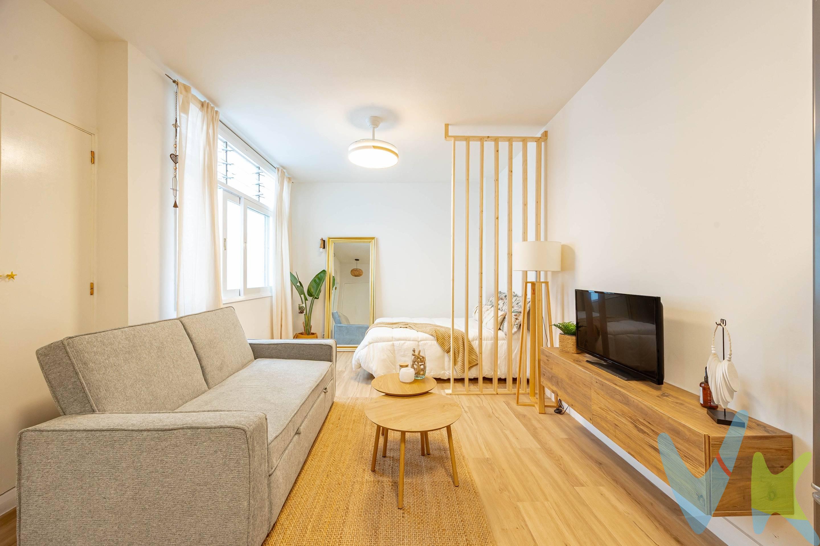 ¡Una oportunidad para vivir o invertir en una de las zonas más dinámicas y demandadas de la ciudad!. Le presentamos este acogedor estudio de aproximadamente 29 m², completamente reformado y listo para entrar a vivir, situado en la calle Los Martínez de Escobar, en una ubicación privilegiada, a medio camino entre el Parque Santa Catalina, la emblemática Playa de Las Canteras y la zona comercial de Mesa y López. La vivienda se vende totalmente equipada, para que pueda disfrutarla desde el primer día sin necesidad de realizar reformas ni afrontar gastos adicionales de acondicionamiento. Su carácter interior le proporciona un ambiente tranquilo y agradable, ideal para quienes desean disfrutar de todas las ventajas de vivir en pleno centro urbano sin renunciar al descanso. Además, el edificio dispone de ascensor, aportando comodidad en el día a día. Uno de los grandes atractivos de esta propiedad es su amplio trastero de aproximadamente 15 m², situado en el sótano del edificio, un espacio adicional de gran utilidad para guardar bicicletas, maletas, material deportivo, enseres personales y todo aquello para lo que nunca parece haber suficiente espacio en una vivienda. Su excelente ubicación permite disfrutar de una amplia oferta de restaurantes, cafeterías, supermercados, comercios y todo tipo de servicios a pocos minutos. La proximidad al Parque Santa Catalina, a la Playa de Las Canteras y a la zona comercial de Mesa y López convierte esta propiedad en una opción especialmente atractiva para quienes valoran la comodidad de tenerlo todo al alcance de la mano. Por sus características, este estudio es ideal para personas que viven solas, parejas que buscan una vivienda funcional y bien situada, o inversores que desean adquirir un inmueble reformado y equipado en una ubicación estratégica de Las Palmas de Gran Canaria. Una propiedad que combina funcionalidad, tranquilidad, una ubicación excepcional y un amplio espacio de almacenamiento, un valor añadido poco habitual en viviendas de estas dimensiones. Contacte con nosotros para obtener más información y concertar una visita. ¡Descubra todo lo que este estudio puede ofrecerle!.
