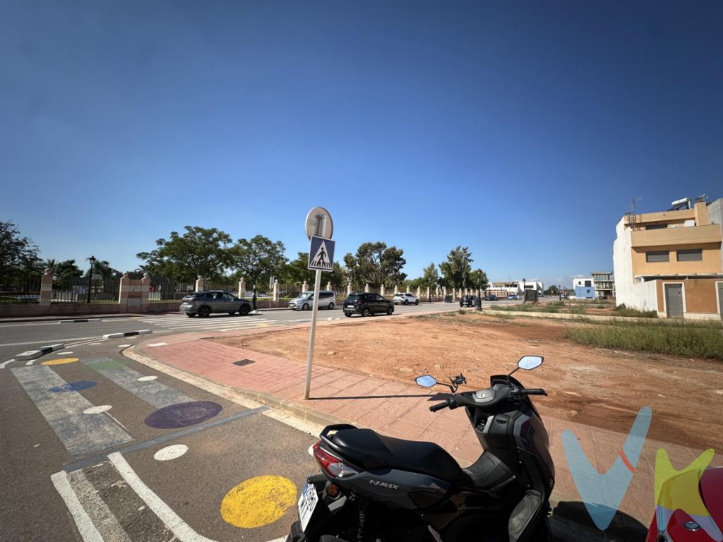 excelente solar esquinero en el sector IV de Rafelbunyol, justo enfrente del parque de la senyera.  solar esquinero a 3 calles de 249m2 con una edificabilidad de 382m2.