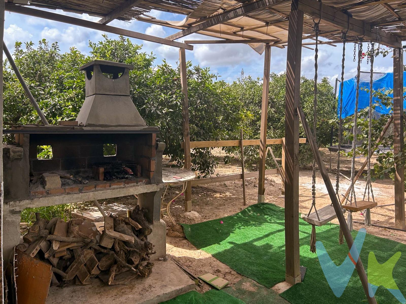 . Eres un aficionado al campo de cultivo y así aprovechar para poder hacer comidas y cenas entre la naturaleza?. Presentamos esta atractiva parcela  totalmente vallada ubicada en la ciudad de Algemesí, ideal para aquellos interesados en invertir en el sector agrícola. Con un precio muy competitivo de solo 21,000 euros, este terreno cuenta con una superficie destinada a campo productivo donde se cultivan naranjos y variedad de verduras. La orientación Este asegura una excelente exposición solar durante todo el día, favoreciendo así el crecimiento y producción del cultivo. Esta parcela  dispone de agua y actualmente de pequeña construcción (no declarada, no presente en catastro) con instalaciones adicionales, su estado permite múltiples posibilidades para desarrollar proyectos agrícolas o recreativos según las necesidades del comprador. Aproveche esta oportunidad única que ofrece tanto rentabilidad como conexión con la naturaleza.