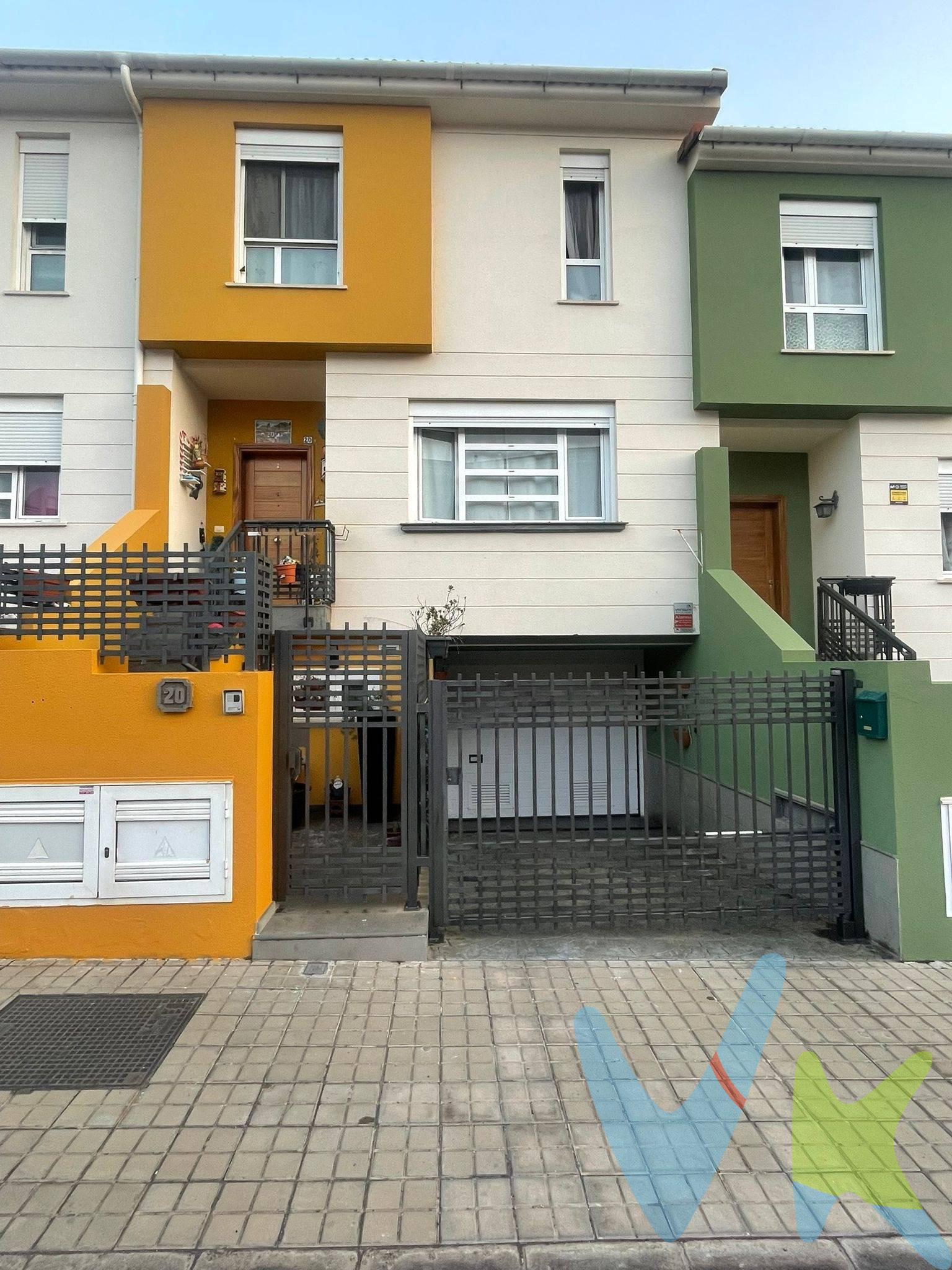 Descubre este impresionante adosado ubicado en el corazón de Arucas, a solo cinco minutos caminando de la majestuosa iglesia. Con una superficie construida de 300 m² distribuidos en cuatro plantas, esta vivienda ofrece un espacio excepcional para disfrutar con familia y amigos. Este maravilloso adosado consta de tres dormitorios, siendo el principal tipo suite con vestidor y baño completo. Todas las habitaciones tienen roperos empotrados y toda la carpintería es de roble que añade elegancia al ambiente. La orientación sur garantiza luz natural durante todo el día realzando los amplios espacios del luminoso salón donde se pueden crear momentos inolvidables juntos; además cuenta con tres baños perfectamente equipados para mayor comodidad e incluye un práctico parking de 3 plazas situado en la planta sótano del edificio. . La cocina tiene acceso a una terraza cubierta al exterior creando así un lugar extraordinario lleno de luz ideal para reuniones familiares o encuentros sociales. . En el sótano encontramos otra estancia versátil perfecta para recibir invitados ya que dispone también su propio baño y terraza privada; formando parte además de una urbanización tranquila que brinda seguridad sin alejarse demasiado del bullicio urbano. Información:  El precio de venta no incluye impuestos propios de la transmisión, gastos de notaría, registro, ni cualquier otro que según ley pueda corresponder al comprador. Los datos expuestos son meramente orientativos y se encuentran sujetos a errores u omisiones involuntarias.