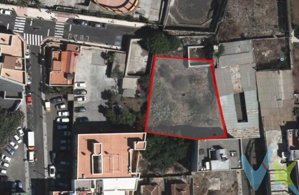 Presentamos una oportunidad excepcional para invertir en un solar urbano de 818 metros cuadrados, estratégicamente ubicado en el corazón de Los Llanos de Aridane, justo al lado de un colegio. Este terreno se encuentra en una de las áreas más atractivas y céntricas de la isla de La Palma, lo que lo convierte en una opción inmejorable para aquellos que buscan desarrollar un proyecto inmobiliario en una ubicación privilegiada. Este terreno cuenta con un informe urbanístico que permite la construcción de hasta tres alturas y un sótano, lo que lo hace perfecto para inversores que buscan invertir en una propiedad con un enorme potencial de desarrollo. Además, todos los documentos urbanísticos están al día y el terreno se encuentra libre de cargas, garantizando una transacción segura y sin complicaciones. La ubicación en el centro de Los Llanos de Aridane, junto al colegio, brinda a este solar acceso a todas las comodidades y servicios necesarios, lo que lo hace aún más atractivo para aquellos que buscan una ubicación privilegiada. Con una superficie de 818 metros cuadrados, este terreno urbano representa una oportunidad única para desarrollar un proyecto inmobiliario que se ajuste a sus necesidades y expectativas. No deje pasar la oportunidad de invertir en este terreno urbano en el centro de Los Llanos de Aridane, con una ubicación inmejorable y un gran potencial de desarrollo. ¡Póngase en contacto con nosotros hoy mismo para obtener más información y aprovechar esta oportunidad única!