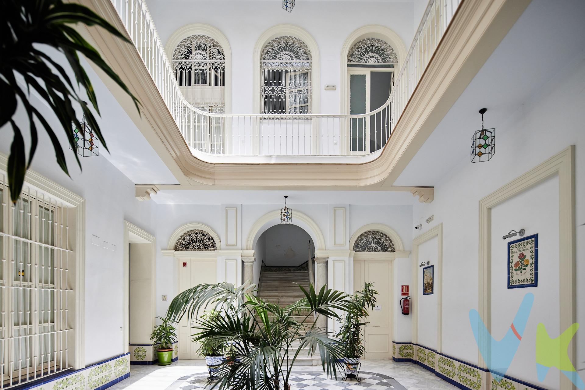 Descubra este impresionante apartamento ubicado en la prestigiosa zona de Plaza de Mina y Plaza de San Antonio, Cádiz. Con una superficie útil de 39.65 m2, esta joya seminueva se presenta como un refugio luminoso gracias a sus grandes ventanales que permiten el paso abundante de luz natural, acentuado por techos altos que brindan una sensación aún más espaciosa. La propiedad cuenta con elegantes suelos de parquet y un sistema eficiente climatización frío/calor por conductos para su máximo confort. Puertas lacadas en blanco. Cuarto de baño espacioso y con cómoda bañera. El palacete restaurado data del siglo XIX y se encuentra catalogado en grado 2 y fue cuidadosamente rehabilitado en el año 2011; ofrece dos hermosos patios principales junto a galerías voladizas que le otorgan ese carácter único e histórico tan codiciado. Este exclusivo hogar incluye puerta blindada para mayor seguridad mientras disfruta también las comodidades modernas como ventanas de aluminio con climalit lacadas en blanco proporcionando aislamiento acústico. Ubicado estratégicamente a solo unos minutos caminando hacia la playa (2000m), disfrutarás además cercanía al transporte público incluyendo autobuses y trenes así como acceso inmediato a colegios locales , centros comerciales significativos o zonas infantiles perfectas si deseas compartir momentos agradables afuera . No pierda esta oportunidad única donde lujo residencial combina historia vibrante. . Operación sujeta a I.T.P. (7%).*. Ley 5/2021, de 20 de octubre, de Tributos Cedidos de la Comunidad Autónoma de Andalucía. Honorarios de agencia: 3% más IVA importe honorarios (21%). Se hace constar que la agencia efectúa una labor de intermediación, y que las condiciones finales de la compraventa quedan sujetas a la aceptación expresa de la parte vendedora y a la anterior formalización del contrato de compraventa. Gastos comprador aproximados conceptos Aranceles notariales y Registro de la Propiedad: 900 € - 1.500 €, variables según operación. (Real Decreto 1426/1989 y Real Decreto 1427/1989). * Estimación tipos generales de gastos de compra según ley en casos generales. Todos los porcentajes son aplicables sobre precio de compraventa del inmueble o valor de referencia catastral. Gastos particulares de financiación por cuenta de comprador no incluidos. Consulte con nosotros si tiene bonificaciones en su caso concreto. Estaremos encantados de asesorarle con todo detalle. Periodo de validez del anuncio hasta el 31 de diciembre de 2026. 