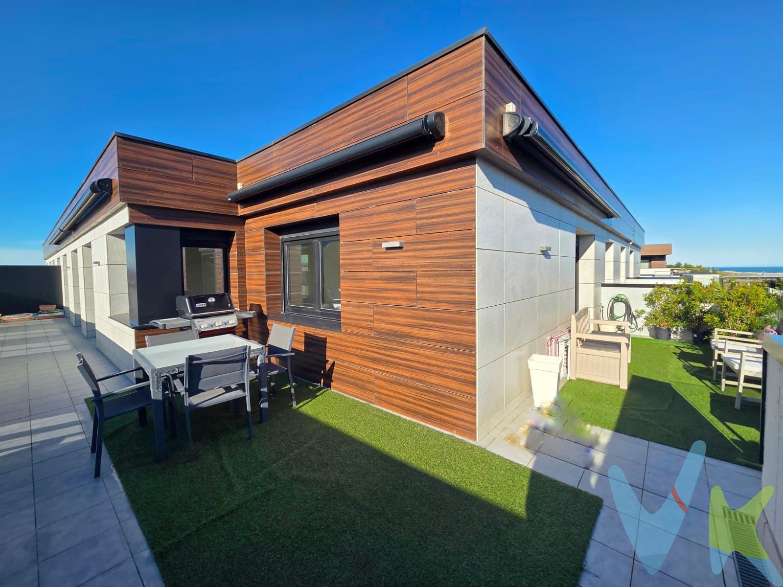 Te aseguro que HAS SOÑADO esta casa: EXCLUSIVO ÁTICO, CONSTRUCCIÓN SEMINUEVA, METROS PARA TODOS, TERRAZA DE 54M2, FRENTE AL MAR Y CERCA DE TODO. Ya te dije que la habías imaginado ¿o no? Prepárate para conocer todos los detalles:. - UBICACIÓN: Soto de la Marina, en un entorno residencial, a 600m de la Playa de la Virgen del Mar, con preciosos paseos por la Costa Quebrada a tu alcance y siendo prácticos: a 10 minutos del centro de Santander, a 7 del Parque Tecnológico y a 5 de la autovía, con supermercado, polideportivo y servicios a 2 minutos. - URBANIZACIÓN: Construida en el año 2020, con calidades modernas: fachada ventilada, suelo radiante, aerotermia y una eficiencia energética A. Y ahora vamos ya a lo importante, TU CASA SOÑADA, TU NUEVO HOGAR:. - 4 HABITACIONES, todas pueden ser dobles. La principal, con un bonito armario a medida estilo vestidor y baño privado. Dos dormitorios se encuentran actualmente comunicados con una puerta corredera, IDEAL si tienes niños y quieres que jueguen juntos pero mantengan su independencia, si quieres diferenciar en zona de dormir y juegos/estudio, despacho-dormitorio o lo que tu familia necesite. Todas tienen orientación SUR y 3 salida a la espectacular terraza. - 3 BAÑOS completos, uno de ellos dentro de la habitación principal. 2 con ducha, uno con bañera. - SALÓN con maravillosos ventanales y comunicado con la terraza, al SUR y al ESTE. - COCINA completamente equipada y con capacidad para comer si lo prefieres, colindante al salón para que te sea más fácil disfrutar de ambos espacios con familia o amigos. Si eres de los que te gustan abiertas únicamente tendrás que tirar un tabique. - Además cuenta con un espacio súper interesante y necesario, habitación habilitada como LAVANDERÍA + TENDEDERO CUBIERTO convertido en una GALERÍA ACRISTALADA, perfecta para tener un espacio de servicio tan necesario, ambos suman 8m2. - Y ahora la JOYA de la casa, LA TERRAZA, orientada al SUR y al ESTE, más de 50m2 de disfrute con total privacidad, con vistas al mar y a la montaña, con capacidad para crear diferentes zonas, con 4 toldos eléctricos para abrir al gusto ¿podrás salir en algún momento de esta maravilla? Sino, siempre puedes invitar a los demás a disfrutarla contigo, aquí hay sitio para todos. - Para rematar, cuenta con PLAZA DE GARAJE situada en el mismo edificio y TRASTERO. ¿Ves como no falta de nada para que puedas mudarte? Incluso podrás ampliar la familia o invitar a tus hijos y nietos a disfrutar de Cantabria en vacaciones. ¡No te pierdas esta magnífica inversión! Llámame 610 23 41 55. *Impuestos y gastos de notaría y Registro no incluidos en el precio de venta. 