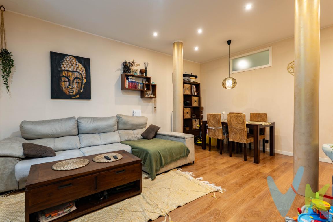 Te presentamos este encantador piso ubicado en un edificio de 1915, cuya fachada ha sido recientemente rehabilitada, combinando el encanto clásico con la modernidad. Situado en una primera planta sin ascensor, este hogar destaca por sus techos altos que aportan una sensación de amplitud y luminosidad.El piso esta distribuido en un acogedor salón comedor orientado al oeste, ideal para disfrutar de la luz natural durante la tarde. Cuenta con dos habitaciones de buen tamaño, este espacio es perfecto para familias o como inversión. La habitación principal incluye un práctico vestidor, ofreciendo un toque de comodidad y estilo.El baño completo está equipado con un plato de ducha y dos lavamanos, proporcionando funcionalidad y confort. La cocina moderna, completamente equipada con electrodomésticos de calidad, es el lugar perfecto para dar rienda suelta a tu creatividad culinaria.Cuenta con todos los servicios muy cerca: supermercados, farmacias, cafeterías, restaurantes y colegios; asi como muy bien comunicado con el transporte público de la ciudad.No pierdas la oportunidad de vivir en un entorno que combina historia y modernidad. ¡Ven a visitarlo y descubre tu Nuevo hogar!En el precio final no está incluido el Impuesto de Transmisiones Patrimoniales, ni los Gastos de Notaría y Registro. 