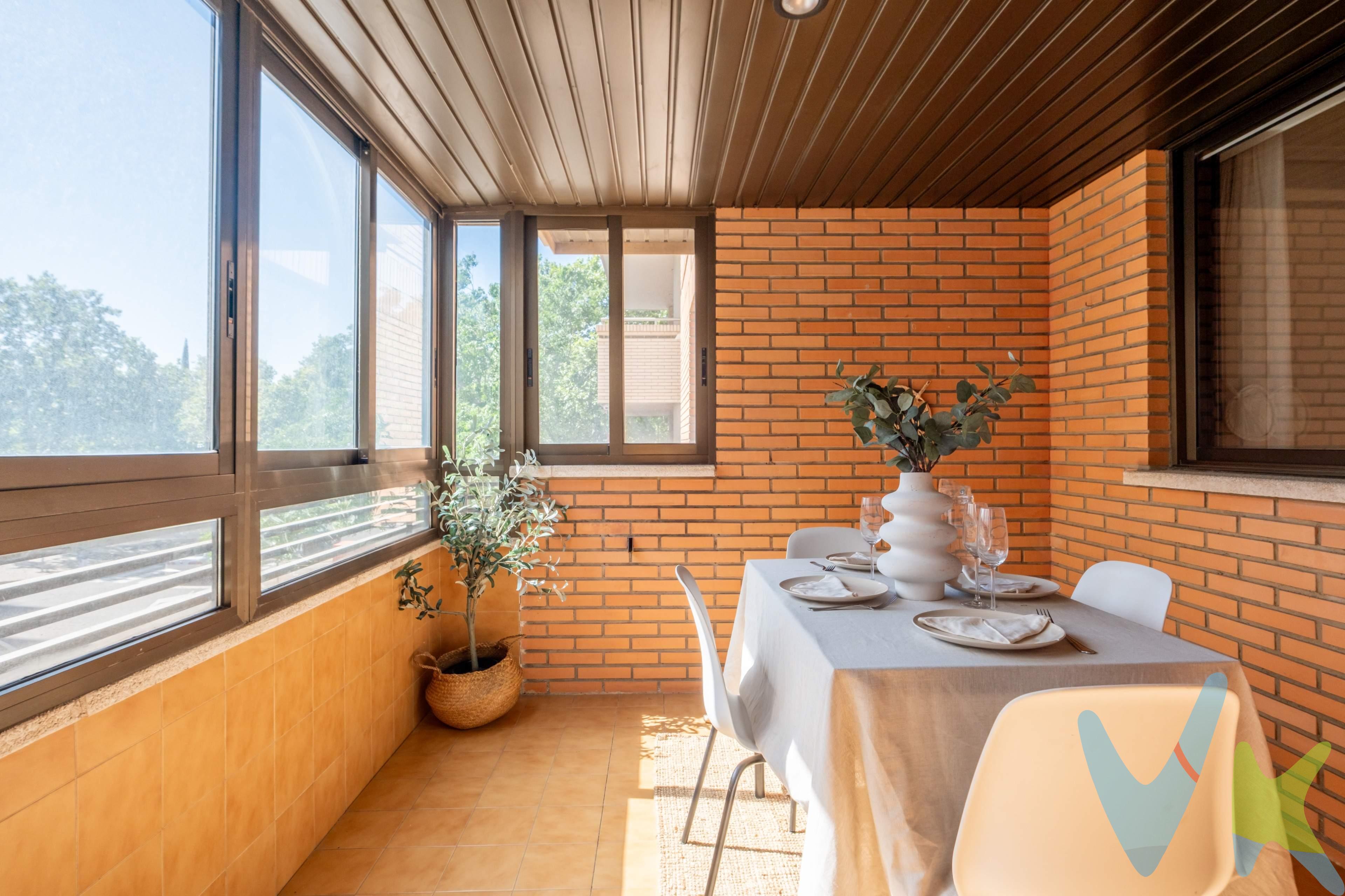 ¿Buscas espacio, luz y una gran terraza? Lo has encontrado. Un lugar donde tus hijos jueguen, tu mascota corra feliz o donde puedas organizar esas cenas de verano con amigos que se alargan hasta la madrugada. Este piso en venta en Duquesa Villahermosa (Zaragoza) no es solo una vivienda; es el escenario de tu nueva vida. Ubicado en una de las zonas más demandadas y consolidadas de la ciudad, este primer piso rompe con todos los mitos: es sorprendentemente luminoso, cuenta con una distribución inteligente que aprovecha cada milímetro y está listo para que entres a vivir con las máximas comodidades. El espacio que tu familia necesita (sin renunciar a nada). Olvídate de las discusiones por el espacio por las mañanas o de hacer malabarismos para guardar la ropa de temporada. Aquí tienes todo lo necesario para respirar aliviado:. 4 amplios dormitorios: Todos ellos equipados con armarios empotrados para mantener el orden sin esfuerzo. El dormitorio principal es un auténtico refugio con su baño en suite. 2 baños completos: Uno de ellos integrado en el dormitorio principal y el otro con ventana exterior, ideal para una ventilación natural perfecta. Cocina XL con alma: Amplia, funcional y con espacio de sobra para comer más de 4 personas cómodamente en el día a día. Desde aquí accedes directamente a la joya de la corona.. ¡Una espectacular terraza de 45 metros! Un desahogo brutal, el rincón perfecto para tus plantas, para que disfrute tu mascota o para crear tu propio jardín urbano. Dos terrazas para dos momentos del día. Sí, has leído bien. Además de la gran terraza de 45 m², la vivienda cuenta con otra zona exterior conectada al salón. Imagínate esto: un salón inundado de luz natural con acceso a una segunda terraza acristalada de 9 m². Es el rincón idílico para colocar un velador, crear tu rincón de lectura favorito o disfrutar de un café caliente en invierno mientras miras a la calle. Confort y tranquilidad en una finca impecable. Aquí no tendrás que preocuparte por el calor del verano de Zaragoza ni por buscar aparcamiento al llegar a casa:. Climatización perfecta: Aire acondicionado por conductos en toda la vivienda para mantener la temperatura ideal con solo pulsar un botón. Garaje y trastero incluidos en la misma finca: La comodidad absoluta de bajar en el ascensor y tener tu coche protegido, además de un cuarto trastero para todo lo que no necesitas tener a la vista. Si buscas un piso con terraza en Zaragoza, amplio, luminoso y en una ubicación excepcional como Duquesa Villahermosa.. las oportunidades así vuelan. ¿Quieres ser el primero en visitarlo? Contacta con nosotros hoy mismo y ven a descubrirlo. *** Gastos e impuestos no incluidos. A título orientativo, en segundas transmisiones, el comprador abonará: Impuesto sobre Transmisiones Patrimoniales (ITP), tipo general en Aragón al 8% (*). Base de cálculo: mayor valor entre precio de compraventa o valor de referencia catastral. Gastos de Notaría y Registro: Aranceles variables según precio, número de copias y complejidad; cálculo según tarifas normativas. Si se precisa hipoteca: Tasación, condiciones y costes bancarios según entidad elegida por el comprador; así como gastos de gestoría y cualesquiera otros inherentes a la compraventa. No se incluyen otros gastos o tributos que puedan por Ley corresponder al comprador. Operación sujeta a doble mediación. Existen honorarios a cargo del comprador, salvo pacto en contrario, no incluidos en PVP. El consumidor conforme a la normativa vigente podrá solicitar información y documentación adicional relativa al inmueble, sus características, condiciones de la operación y del servicio de mediación en la oficina y/o a través de nuestro teléfono de contacto o mail. La agencia actúa exclusivamente como intermediaria en la compraventa, cuyas condiciones, en todo caso, estarán sujetas a la aceptación expresa del vendedor de
