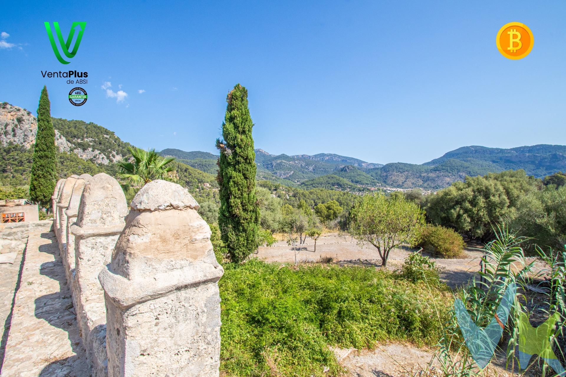 Ubicada en el pintoresco municipio de Puigpunyent, en la hermosa isla de Mallorca, esta planta baja se encuentra en una majestuosa posesión del siglo XV, una joya arquitectónica que combina historia, elegancia y modernidad. Situada en la carretera de Puigpunyent a Galilea, en la finca Conques, esta propiedad ofrece una experiencia única de vida en el corazón de las Illes Balears. Características Principales:. Superficie y Entorno:. Con una superficie construida de 117 m² y una vivienda de 108 m², la propiedad se asienta en un extenso terreno rústico de aproximadamente 9.000 m². Este vasto terreno ofrece privacidad y un contacto íntimo con la naturaleza, rodeado por las impresionantes vistas de la Serra de Tramuntana y el encantador pueblo de Puigpunyent. Distribución Interior:. La vivienda, de una sola planta, cuenta con una distribución inteligente y cómoda. Ofrece dos amplias habitaciones dobles y una habitación individual, todas exteriores. Dispone de dos baños, uno de ellos en suite, garantizando comodidad y privacidad. Elementos Arquitectónicos y Reformas:. Aunque la posesión ha sido modernizada, conserva la esencia y el encanto de su época original. La fachada y la estructura de la vivienda mantienen su autenticidad del siglo XV, con vigas de madera restauradas fielmente y suelos de piedra originales. Los techos altos y las gruesas paredes son testigos silenciosos de su rica historia. Las reformas recientes incluyen la instalación de tarima flotante en las habitaciones y el pasillo, además de la modernización del salón y la cocina, ofreciendo una combinación perfecta de confort moderno y encanto histórico. Instalaciones Adicionales:. En el exterior, la propiedad cuenta con diversas instalaciones que realzan su atractivo. Disfrute de la piscina comunitaria, perfecta para los cálidos días de verano, y del pequeño patio interior que ofrece un espacio tranquilo para la relajación. Un amplio parking y una plaza con impresionantes vistas a la Serra de Tramuntana completan las comodidades exteriores, proporcionando un entorno ideal para la vida al aire libre. Historia y Encanto:. Esta posesión ha sido un símbolo de prestigio desde su construcción en el siglo XV, siempre perteneciendo a familias nobles mallorquinas. Cada rincón de la propiedad cuenta una historia, ofreciendo un vínculo tangible con el pasado. Vistas y Entorno Natural:. Las vistas desde la propiedad son simplemente inigualables. Admire la majestuosidad de la Serra de Tramuntana y la belleza del Puig de Na Bauçana. Por las noches, la escasa contaminación lumínica permite disfrutar de un cielo estrellado espectacular, creando un ambiente mágico y tranquilo. Accesibilidad:. A pesar de su ambiente rural y tranquilo, la propiedad es fácilmente accesible, con una parada de autobús a escasos metros de distancia, conectando convenientemente con el resto de la isla. Uso Actual y Potencial:. Actualmente habitada por el propietario, esta posesión ofrece múltiples posibilidades de uso. Puede ser utilizada como residencia principal o segunda vivienda, adaptándose a las necesidades y deseos de sus futuros propietarios. Esta antigua posesión mallorquina no solo es una residencia; es una oportunidad para vivir en un pedazo de historia, rodeado de la belleza natural y el encanto del pasado con todas las comodidades modernas. Una propiedad única que espera ser descubierta y apreciada por su próximo dueño. Esta propiedad tiene tour virtual si desea verlo escríbanos y le pasaremos el enlace. Este inmueble ha sido certificado por ABSI (Asociación Balear de Servicios Inmobiliarios), lo que significa que la agencia comercializadora ha supervisado la documentación necesaria para la compraventa y que el inmueble forma parte de la bolsa de propiedades en multiexclusiva ABSI. Inmobiliaria Inscrita en el Registre Oficial d’Agents Immobiliaris de les Illes Balears con el NÚMERO REGISTRO: GOIBE747077/2024