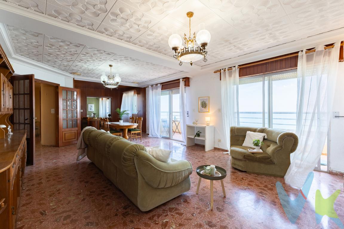 Primera línea de playa, vistas espectaculares, última altura.En la hermosa y tranquila Mareny De Les Barraquetes se encuentra disponible para la venta un espléndido piso que ofrece confort y vistas espectaculares. Situado en la planta 11 de un edificio que data de 1978, El piso cuenta con 162 metros útiles distribuidos de manera funcional en 2 habitaciones que ofrecen un espacio íntimo y acogedor. Adicionalmente, el área construida totaliza 184 metros cuadrados, lo que garantiza un área habitable amplia y generosa que se adapta a múltiples estilos de vida. El edificio, equipado con un ascensor, permite un fácil acceso a la vivienda situada en la última planta, donde se puede disfrutar de vistas impresionantes al mar desde el balcón con preciosos amaneceres. Este espacio exterior es perfecto para disfrutar de las impresionantes puestas de sol, desde la terraza posterior de 24 m2 con impresionantes vistas de la Albufera y la Marjal.Disfruta de zonas comunes con piscina, jardines y zona infantil con columpiosCon una distribución que maximiza el uso del espacio, cada rincón del piso ha sido diseñado pensando en la funcionalidad y el confort. La luz y la corriente natural son a destacar en cada estancia gracias a su alturaEste magnífico piso, ubicado en un entorno que combina tranquilidad y accesibilidad. Su amplia disposición, permite crearse un nuevo hogar con infinitas posibilidades en su distribución que, junto con las vistas excepcionales y las comodidades que ofrece, lo convierten en una propuesta única en el mercado actual.Le invitamos a ponerse en contacto para concertar una visita y conocer en detalle esta maravillosa propiedad. Estamos seguros de que superará sus expectativas. ¡Esperamos su llamada!Se informa que existe disparidad en las medidas del inmueble entre el catastro y el registro de la propiedad, hecho que no impide la transmisión del inmuebleAgencia Registrada con el Nº 1.383 en el Registro Obligatorio de Agentes Inmobiliarios de la Comunitat Valenciana. Puede consultar en la web de la GVA. La oferta está sujeta a cambios de precio o retirada del mercado sin previo aviso. Este anuncio en su conjunto, incluyendo textos, fotos, imágenes o cualquier otro contenido del mismo, no es vinculante dado que la información es ofrecida por terceros y puede contener errores. Se muestra a título informativo y no contractual. El precio del inmueble no incluye los honorarios de la agencia que ascienden al 3% del precio final del inmueble más el 21% de IVA, ni los gastos de notaría y registro de la propiedad (que están sujetos a aranceles y varían dependiendo del precio de escrituración), ni los impuestos (que en la Comunitat Valenciana varían dependiendo del precio del inmueble y de las características personales del comprador). Por mandato expreso del propietario, comercializamos este inmueble en exclusiva, lo que le garantiza el acceso a toda la información, a un servicio de calidad, un trato fácil, sencillo y sin interferencias de terceros. Por este motivo, se ruega no molestar al propietario, a los ocupantes de la propiedad o a los vecinos. Si usted es agente inmobiliario y tiene un cliente para este inmueble, llámenos: estaremos encantados de colaborar. 