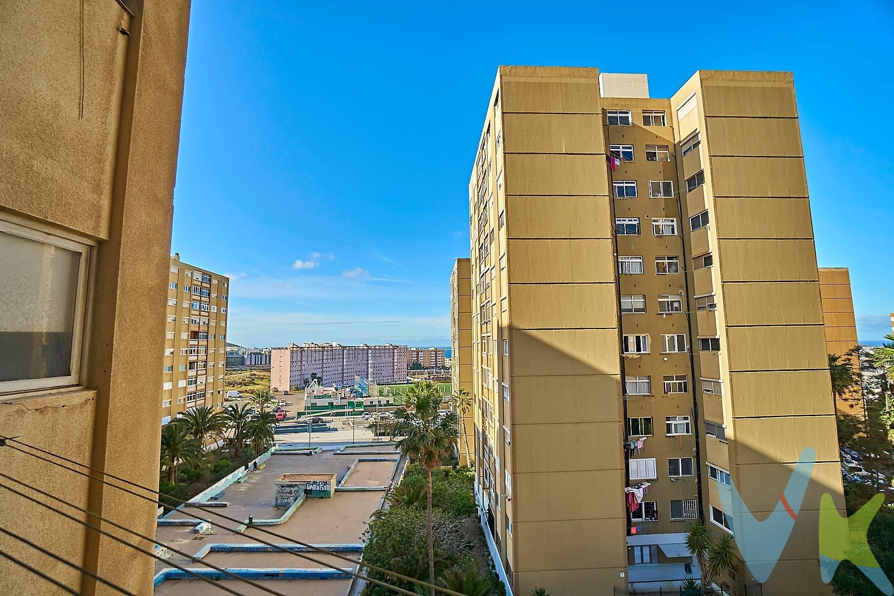 Te presentamos esta fantástica vivienda situada en una de las zonas más prácticas y demandadas de Las Palmas de Gran Canaria: La Feria. Un hogar perfecto para familias que buscan espacio, comodidad y todos los servicios al alcance de la mano. La vivienda cuenta con cuatro dormitorios, tres de ellos dobles y uno sencillo, ofreciendo múltiples posibilidades para familias numerosas, despacho o zona de estudio. Dispone de un baño completo, un amplio y luminoso salón con salida directa a un agradable balcón, ideal para disfrutar de la luz natural y del aire fresco. La cocina es independiente y muy funcional, con espacio para mesa de comedor y zona de lavado, perfecta para el día a día. Además, la vivienda dispone de recibidor, aportando una distribución cómoda y bien diferenciada entre las zonas de día y de descanso. El edificio tiene una entrada reformada, amplia y está adaptado para personas con movilidad reducida, con rampa de acceso en la entrada y dos ascensores, lo que aporta comodidad y accesibilidad. La ubicación es uno de sus grandes atractivos: situada en una zona con todos los servicios a pocos minutos, cerca del Parque Juan Pablo II, del Hospital Universitario de Gran Canaria Dr. Negrín y del Recinto Ferial de Canarias. Supermercados, centros educativos, transporte público, zonas verdes y comercios hacen que esta vivienda sea una opción ideal para quienes buscan calidad de vida en la ciudad. Una oportunidad perfecta para crear el hogar que tu familia necesita en una ubicación privilegiada.