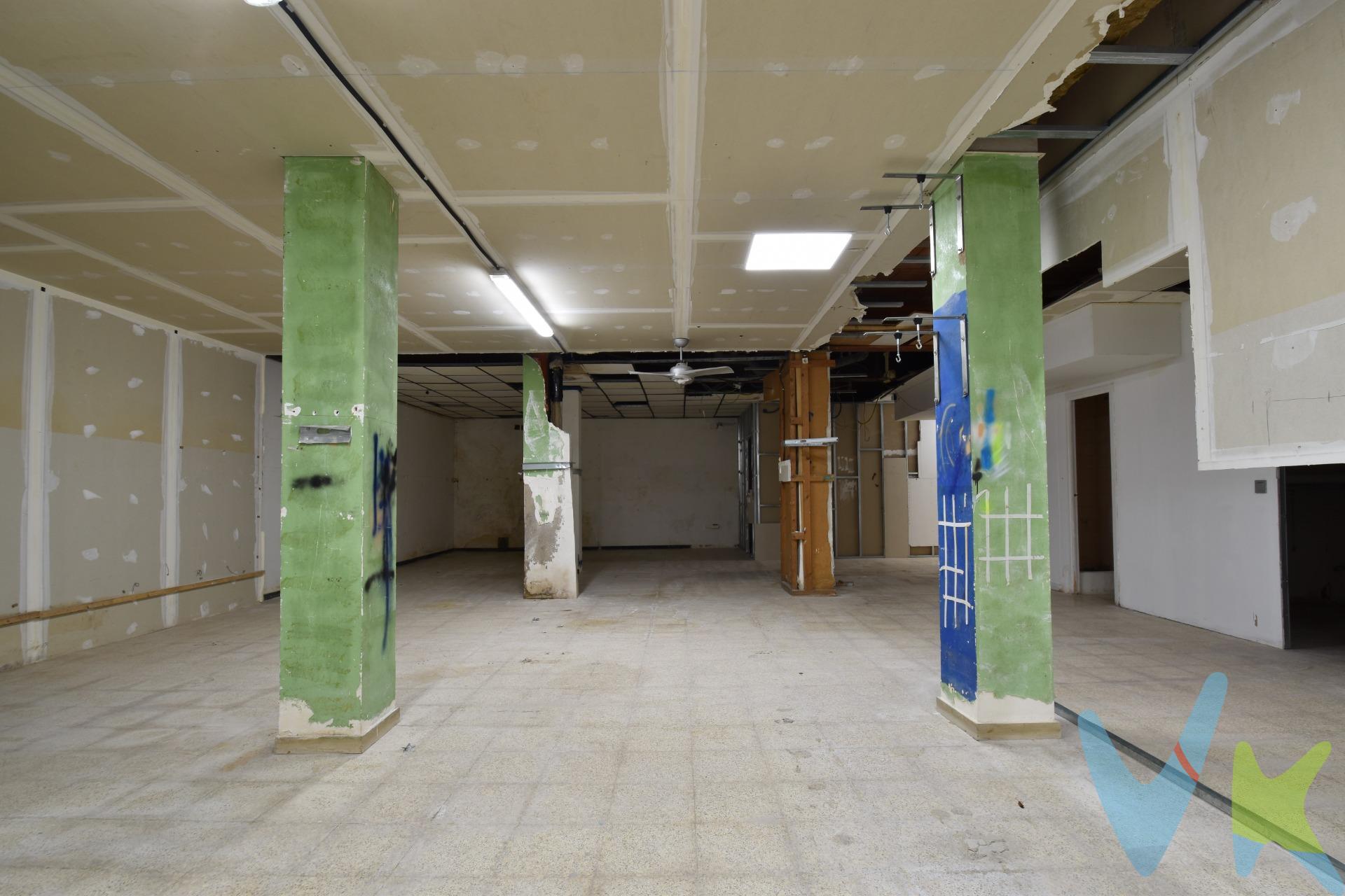 Gran local en venta, formado por dos locales registrales, con un metraje total de 185m² útiles. Situado en la planta baja de un edificio de viviendas, con puerta directa a la calle y con segunda puerta a la comunidad, con bicación al lado de la Rambla de la Pau de Vilanova. Tiene instalaciones hechas, con los suministros de agua y luz preparados. Su fachada mide casi 3m, con puerta a la calle de 1,20m, puerta interior de aluminio y persiana metálica corredera con cierres plegables de tijera. El precio no incluye impuestos (ITP, IVA y AJD), ni los gastos de notario ni los de registro.