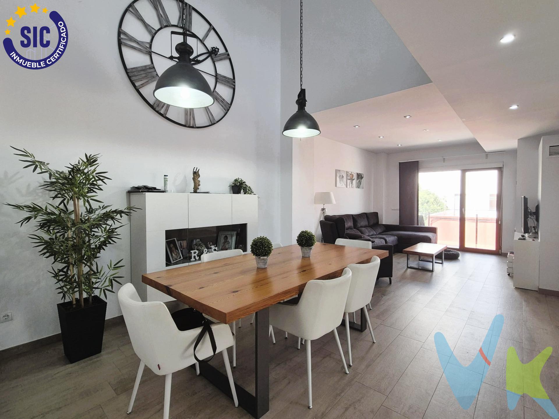 Descubre esta espectacular vivienda en Alquerías del Niño Perdido, una casa diseñada para disfrutar del espacio, la luz y el confort en cada rincón. Esta propiedad destaca por su amplitud, distribución funcional y excelentes prestaciones, ideal para familias que buscan calidad de vida en un entorno tranquilo y bien comunicado. La vivienda cuenta con cinco amplios dormitorios, cuatro de ellos dobles, tres baños completos y un aseo de cortesía. En la planta baja se encuentra un práctico quinto dormitorio, adaptado para personas con movilidad reducida. La habitación principal dispone de baño en suite y amplio vestidor. Además, en la última planta se encuentra una sala diáfana o dormitorio adicional con múltiples posibilidades de uso. Destaca su impresionante salón, ideal para reuniones familiares y momentos de relax, así como una amplia cocina independiente completamente equipada. En la planta baja cuenta con un patio privativo con barbacoa, un espacio perfecto para disfrutar de comidas al aire libre o momentos de descanso. A destacar las ventanas de aluminio con sistema Climalit y apertura oscilobatiente, que garantizan un excelente aislamiento térmico y acústico. En el exterior de la buhardilla, invita a disfrutar al máximo de sus magníficas terrazas, con una espectacular terraza principal de 35 m², una segunda terraza de 18 m² y un acogedor balcón adicional en la primera planta. La propiedad ofrece prestaciones que marcan la diferencia, como garaje privado con capacidad para dos vehículos, donde además se encuentra una práctica cocina adicional, puerta blindada y persianas mecanizadas antirrobo de alta seguridad, además de preinstalación para ascensor. Óptima eficiencia energética gracias a la instalación de placas solares, sistema de climatización por conductos y splits, y una chimenea centralizada que aporta calidez y bienestar durante los meses más fríos. Se entrega totalmente equipada y amueblada, lista para entrar a vivir. (*) Cláusula de Transparencia y Desglose de Gastos. En cumplimiento de las obligaciones de información previstas en la Ley 10/2025, de 28 de diciembre, de servicios de atención a la clientela y transparencia, así como en la normativa sectorial vigente, se hace constar que el precio indicado no incluye los gastos e impuestos inherentes a la adquisición, los cuales se desglosan a continuación:. - Impuesto sobre Transmisiones Patrimoniales (ITP): Se aplicará el tipo impositivo vigente en la Comunidad Valenciana, generalmente el 10%, sin perjuicio de tipos reducidos aplicables según las circunstancias personales del comprador o las características del inmueble. El impuesto se devenga sobre el Valor de Referencia Catastral o el precio de venta, aquel que resulte superior. Para una información exhaustiva sobre el funcionamiento, tipos impositivos y bonificaciones del ITP, puede consultar el portal oficial de la Agencia Tributaria autonómica en el siguiente enlace: www.atv.gva.es/es/itpajd. - Gastos de Notaría: Los honorarios notariales se calcularán conforme al arancel oficial regulado en el Anexo I, del Real Decreto 1426/1989, de 17 de noviembre, por el que se aprueba el arancel Notarial. - Gastos de Registro: La inscripción en el Registro de la Propiedad se facturará según el arancel oficial establecido en el Anexo I, del Real Decreto 1427/1989, de 17 de noviembre, por el que se aprueba el arancel de los Registradores de la Propiedad. - Gastos de Gestión: Los honorarios por la tramitación administrativa, liquidación de impuestos e inscripción registral, en el supuesto de ser a cargo de la agencia inmobiliaria, ascienden a 302,50 € (IVA incluido). - Honorarios Agencia del Vendedor: incluidos en el precio publicado. - Honorarios Agencia del Comprador: Se informa que eventualmente podrían existir honorarios profesionales a cargo del adquirente, en aquellos casos en que se hubieran contratado previamente los servicios específicos del encargo de compra y en ningún caso estarán vinculados al precio.
