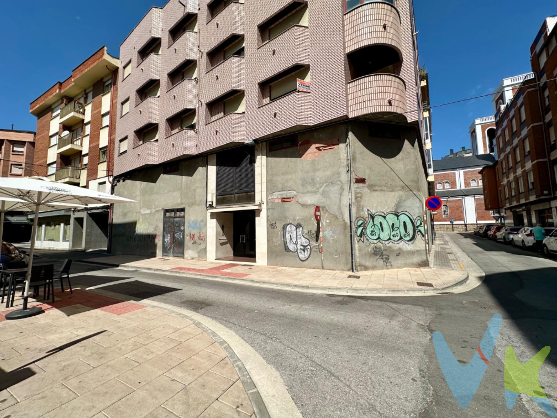 Vivienda ubicada en la zona centro de Ponferrada, próxima a la Avenida de Pérez Colino. El inmueble consta de 114m2 distribuidos en: amplio hall de entrada con armarios empotrados, salón - comedor con terraza, 3 habitaciones dobles exteriores, cocina independiente, 2 cuartos de baño completos con bañera y habitación doble con galería interior. Complementan la composición un trastero en el ático y otro trastero bodega en el -1. La calefacción y ACS se producen mediante acumuladores y termo eléctrico, posibilidad de gas ciudad. Instalada la pre-instalación. . Posibilidad de garaje en otro edificio.