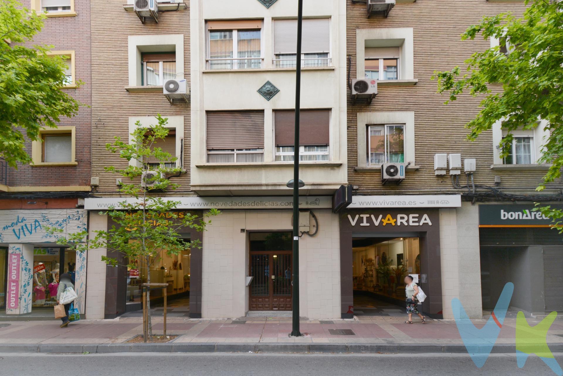 Piso Exterior de 103 m² en Avenida Madrid con garaje y trastero. Este amplio y luminoso piso cuenta con una excelente distribución:.  . -2ª PLANTA CON ASCENSOR. - Salón-comedor con salida a terraza acristalada de 6 m². Exterior a la Avenida Madrid. - Cocina office independiente de buen tamaño. - Baño completo de grandes dimensiones y aseo adicional. - Cuatro dormitorios, dos dobles y dos individuales. El dormitorio principal dispone de un pequeño cuarto que se podría hacer un vestidor. - Calefacción y agua caliente individual por gas natural. ***Extras:.  *Trastero incluido en la finca.  *Garaje en finca de al lado. Edificio en buen estado de conservación, con portal accesible y ascensor a cota 0. Situado en una zona consolidada con todos los servicios a pie de calle: supermercados, farmacias, tiendas, colegios, etc. Excelente comunicación mediante líneas de autobús urbano. 💡 Estudio de financiación sin compromiso con los mejores profesionales. 📸 ¡No te pierdas el reportaje fotográfico y el tour 360º que tenemos preparado para ti!. BUSCAMOS SOLUCIONES. ENCONTRAMOS HOGARES 🏠💙