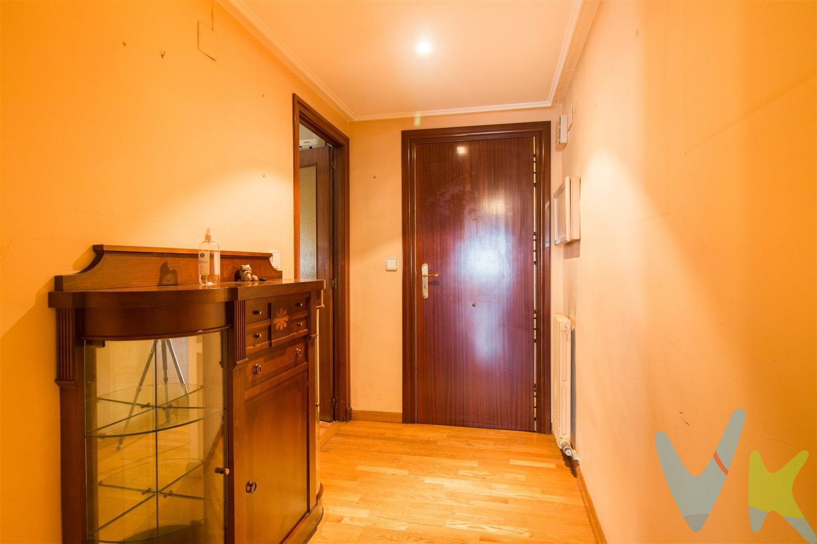 Se VENDE piso con garaje y trastero en calle Illueca. Junto a Avenida de San José y Cesáreo Alierta. Nos encontramos ante un bonito piso de tres dormitorios, salón con acceso a terraza cerrada, cocina equipada y dos cuartos de baño, uno de ellos en suite dentro de dormitorio principal. Armarios empotrados en pasillo y en dos de los dormitorios. Suelos de tarima y terrazo, ventanas de aluminio, puertas de madera oscura. Aire acondicionado en el salón y cocina, calefacción central. Plaza de aparcamiento y trastero en la misma finca. No desperdicie la oportunidad. Le encantará.