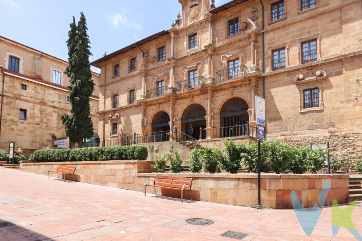 ¡AMPLIA TERRAZA DE 53 M² EN PLENO CENTRO DE OVIEDO! Si busca una vivienda céntrica, espaciosa, soleada y con una gran terraza privada, esta puede ser la oportunidad que estaba esperando. Situada junto al casco histórico de Oviedo y a escasos minutos caminando de la Catedral, el Ayuntamiento, Mercado El Fontán, Teatro Campoamor, el Parque de San Francisco y la popular zona de El Vasco, uno de los espacios comerciales, de ocio y restauración más dinámicos de la ciudad.Ponemos a la venta esta magnífica vivienda de 109 m² construidos, exterior y orientada al sureste. Una propiedad que combina amplitud, excelente ubicación, plaza de garaje, trastero y una espectacular terraza privada de 53 m², algo muy difícil de encontrar en el centro de la ciudad.Además, cuenta con una excelente conexión de entrada y salida de Oviedo, con rápido acceso a las principales autovías y autopistas en todas direcciones.La vivienda cuenta con una distribución muy funcional, separando perfectamente la zona de día de la zona de descanso, lo que aporta mayor comodidad, privacidad y aprovechamiento de los espacios, tal y como puede apreciarse en el plano incluido entre las fotografías. Se distribuye en un amplio salón-comedor con gran ventanal y vistas al Monasterio de San Pelayo, espaciosa cocina independiente con salida a una terracita exterior, tres dormitorios, baño completo y aseo, con posibilidad de instalar fácilmente un plato de ducha. Dispone además de despensa y armario empotrado en el pasillo, ofreciendo una excelente capacidad de almacenaje.Los tres dormitorios tienen orientación hacia la gran terraza de 53 m². Su amplitud y privacidad, unidas a su carácter prácticamente exterior, aportan luz, sensación de espacio y un agradable desahogo a toda la vivienda.La terraza es aneja e inseparable de la vivienda, formando parte de la propiedad y siendo de uso exclusivo de su futuro propietario. Un espacio excepcional para disfrutar de comidas y reuniones al aire libre, crear una zona de lectura o relax, instalar una zona de juegos infantiles o simplemente disfrutar de un amplio espacio exterior privado en pleno centro de la ciudad.La combinación perfecta entre vida urbana y espacio exterior privado. Una propiedad única que difícilmente encontrará dos veces. No deje pasar esta oportunidadEl precio de venta no incluye impuestos ni gastos de compraventa (notaría, registro de la propiedad, gestoría, etc.). El comprador abonará a la agencia honorarios por servicios de mediación y gestión del 2% del precio de venta + IVA.El consumidor tiene derecho a solicitar a la agencia inmobiliaria información y documentación adicional relativa al inmueble y a las condiciones de la compraventa. Cualquier compraventa y sus condiciones quedan sujetas a la aceptación expresa del vendedor del inmueble y a la posterior formalización del correspondiente contrato.El presente anuncio tiene carácter meramente informativo y no contractual, pudiendo la información mostrada variar o actualizarse.