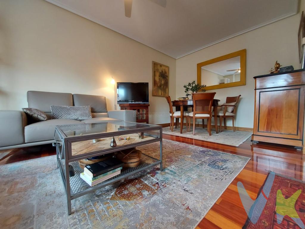 INMOIBLIARIA SOLOZÁBAL presenta un exclusivo apartamento con Garaje y trastero polivalente, además de otro trastero adicional, en Logroño.Magnífica Vivienda de 2 Dormitorios en Logroño, situado en la codiciada zona \" La Guindalera \" , concretamente en la Avenida de Madrid. Esta propiedad ofrece una oportunidad única para aquellos que buscan un hogar confortable, moderno y bien ubicado. El piso es parte de un edificio construido en el año 2000, garantizando así unas instalaciones en excelente estado y una estructura moderna que se ajusta a las necesidades actuales.El inmueble cuenta con una superficie útil de 68.77 m² y un total de 80.67 m² construidos. Este espacio está distribuido de manera óptima, asegurando la máxima funcionalidad y comodidad. Dispone de dos habitaciones amplias y luminosas, perfectas para ser convertidas en dormitorios acogedores o en ese despacho soñado si se trabaja desde casa. La propiedad se vende con la Cocina amueblada y equipada con electrodomésticos y sus Baños montados.Una de las joyas de esta propiedad es su amplia terraza de 25 m². Este espacio ofrece un respiro dentro de la ciudad y puede convertirse en el lugar ideal para disfrutar de momentos de ocio y relax al aire libre.El Apartamento incluye una plaza de garaje, ofreciendo así la tranquilidad de contar con un espacio seguro y protegido para el coche. Un amplio trastero en la bajo-cubierta y además , anejo a la Plaza de Garaje otro Trastero más que ha sido reformado y que  complementa la propiedad, proporcionando espacio adicional polivalente.La ubicación de esta vivienda es otra de sus grandes ventajas. Está situada en una zona bien comunicada gracias a la proximidad de paradas de autobuses, facilitando el acceso al centro de Logroño y otros puntos de interés. La Guindalera es conocida por ser una zona tranquila y familiar, pero sin renunciar a la cercanía de servicios esenciales como colegios, supermercados y zonas de ocio.Este piso es una opción perfecta tanto para quienes desean establecerse en Logroño como para aquellos que buscan una segunda residencia en una ciudad con encanto y posibilidades. Cada detalle ha sido cuidado para ofrecer un ambiente acogedor y listo para crear nuevos recuerdos y experiencias. Su buen estado actual permite disfrutar de la vivienda desde el primer día, sin necesidad de realizar reformas ni cambios.Las visitas a esta propiedad son altamente recomendables para quienes buscan un hogar que combine funcionalidad, espacio al aire libre y una excelente ubicación. No pierda la oportunidad de conocer uno de los mejores pisos disponibles actualmente en La Guindalera. Sin duda, esta puede ser la vivienda que estaba buscando. Para más información y concertar una visita, no dude en ponerse en contacto. Sienta el placer de vivir en un Apartamento que realmente vale la pena visitar y considerar como su nuevo hogar en Logroño. 