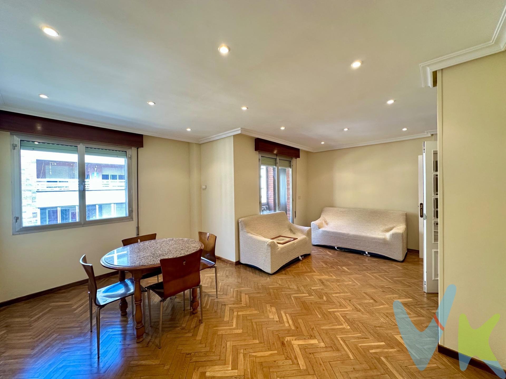 Descubre este amplio y luminoso piso en la codiciada zona de Temple, Ponferrada. Con una superficie total construida de 140 m² y útil de 132 m², esta propiedad se encuentra en buen estado y presenta una orientación noroeste que garantiza luz natural durante todo el día. La vivienda cuenta con un acogedor salón-comedor, cuatro habitaciones (una doble) ideales para familia o trabajo desde casa. Además dispone de un baño completo y un aseo adicional para mayor comodidad. Entre sus extras incluye una agradable terraza perfecta para disfrutar del aire libre, trastero funcional e instalaciones cercanas como autobuses públicos a pocos pasos así como servicios esenciales: colegios destacados, hospitales cercanos y centros comerciales variados al alcance de su mano; también tiene accesos a zonas infantiles que brindan diversión segura a los más pequeños. Una excelente oportunidad tanto si buscas tu hogar ideal o inversión inmobiliaria.