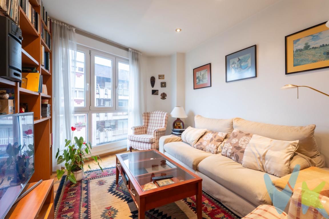 ¿Buscas un piso listo para entrar a vivir en una de las zonas más prácticas y bien comunicadas de Gijón? Esta vivienda exterior de tres habitaciones se encuentra en la calle Hermanos Felgueroso, a tan solo 10 minutos a pie del Paseo de Begoña y a 15 minutos de la playa de San Lorenzo, una ubicación ideal para disfrutar de la ciudad sin renunciar a la tranquilidad.La vivienda se encuentra en buen estado de conservación, lista para entrar a vivir sin necesidad de reformas. Las tres piezas principales son exterioressalón, cocina y dormitorio principal  , lo que garantiza una excelente luminosidad natural durante todo el día. La distribución es cómoda y funcional, ideal tanto para familias como para quienes buscan una segunda residencia o una inversión segura en Gijón.Destaca también su proximidad al Parque de los Pericones, uno de los pulmones verdes más amplios y valorados de la ciudad, perfecto para pasear, practicar deporte o disfrutar de tiempo al aire libre.Además, cuenta con todos los servicios esenciales a su alcance: supermercados, centros educativos, farmacias, transporte público, etc., y una excelente comunicación con la autopista, lo que facilita los desplazamientos tanto dentro como fuera de la ciudad. ¿Te gustaría conocer más detalles sobre esta propiedad o agendar una visita?En precio publicitado no están incluido el impuesto de transmisiones patrimoniales (8%) ni notaría y registro.