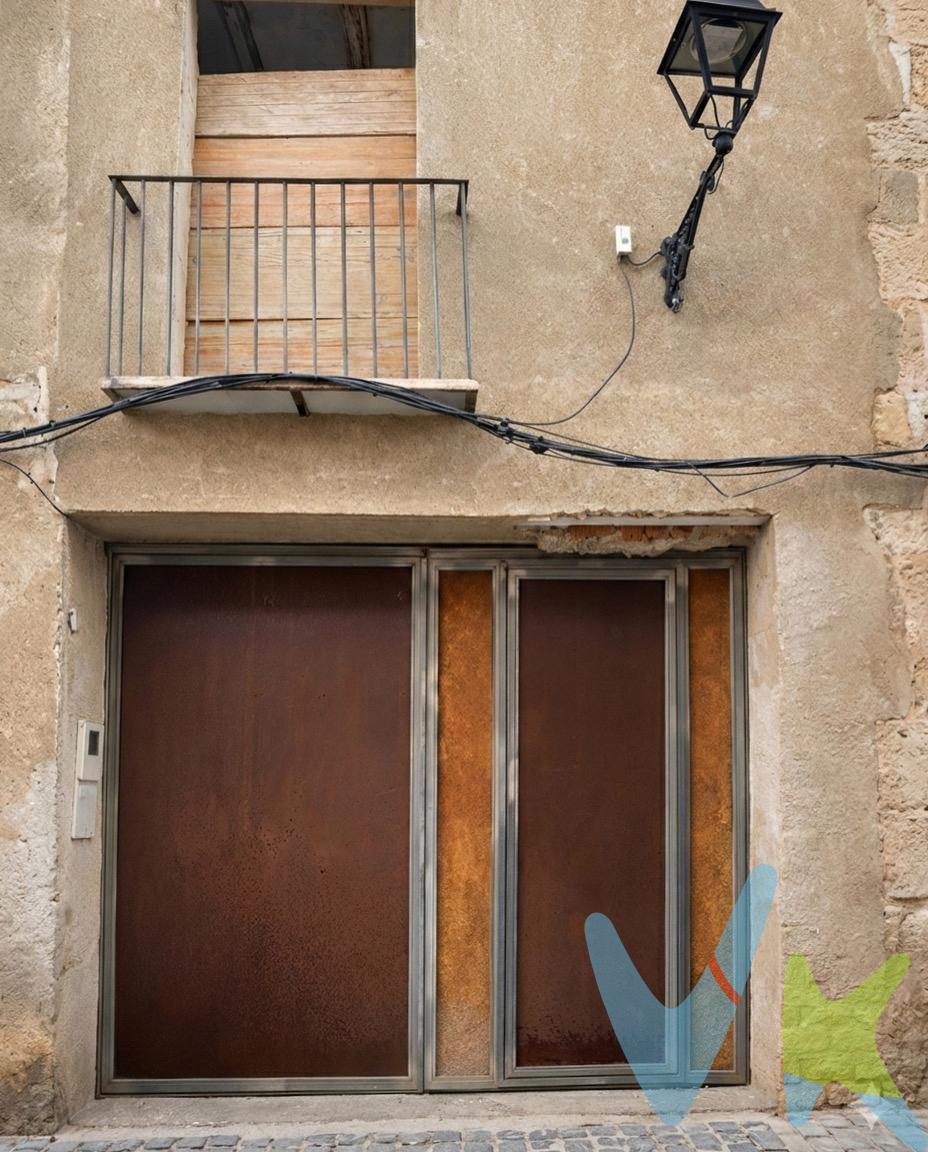 ¿Buscas crear un hogar a medida en una de las zonas con más historia de la Comunidad Valenciana? Te presentamos esta propiedad única en la calle Sant Rafel, 39, en pleno casco histórico de Xàtiva. Esta casa es la base ideal para un proyecto de rehabilitación integral, ofreciendo una estructura clásica con un potencial inmenso. Características Principales:. Superficie construida: 129 m2 distribuidos en tres niveles. Distribución actual: Planta baja más dos alturas, con aproximadamente 43 m2 por planta. Estado de la construcción: La fachada original ya está rehabilitada, lo que garantiza la preservación de la estética histórica del entorno. Instalaciones: El inmueble ya cuenta con suministro de agua y luz. Estructura: Dispone de un techado consolidado, aunque el interior se encuentra actualmente al descubierto, permitiendo una total libertad para rediseñar la distribución interna desde cero. Ubicación y Entorno: Situada en una zona residencial consolidada y tranquila, la propiedad se encuentra a pasos de puntos clave de la ciudad:. Zonas Verdes: A solo 60 metros del Parc dels Sariers y muy cerca de la Plaça d’Almàssera. Servicios: Rodeada de una amplia oferta de restauración, comercios locales y supermercados (Hiperber a 330 metros). Educación y Transporte: Excelente conexión con colegios, institutos y paradas de autobús urbano. Por qué elegir esta propiedad: Construida originalmente en 1900, esta vivienda representa la esencia de Xàtiva. Es una oportunidad excepcional tanto para inversores como para familias que deseen una vivienda unifamiliar con el encanto de lo antiguo y las comodidades de lo moderno. VENTA:. PVP 49.900€.  Gastos e impuestos no incluidos en el precio. La compra conlleva impuestos y gastos de formalización para el comprador. A título orientativo se informa que en segundas transmisiones el ITP con carácter general en  Valencia es del 10%, pudiendo existir otros tipos impositivos atendiendo a las circunstancias  personales del comprador u otras circunstancias previstas legalmente. Base imponible del impuesto el mayor valor entre el precio de compraventa, la tasación o el valor de referencia catastral. En cuanto a los gastos de notaría y registro, en su caso,  suelen oscilar aprox; entre 1,5% y 2,5% (aranceles variables según precio, n.º de copias y complejidad). El comprador elige notario. Si el comprador precisase de hipoteca: tasación, condiciones y costes bancarios serán según entidad elegida por el comprador, así como los gastos de gestoría, y cualesquiera otros gastos inherentes a la formalización de la compraventa que legalmente correspondan a la parte compradora, salvo pacto expreso en contrario con el vendedor. El consumidor tiene, conforme a la normativa vigente, a su disposición información y documentación adicional relativa al inmueble y condiciones de la compraventa, que podrá ser consultada en C/Joaquín Costa 4, bajo 46005 Valencia o urbe2@remax.es. Honorarios de mediación inmobiliaria a cargo del  COMPRADOR: (3% del precio final de venta más IVA (21%), salvo otro pacto.); y de VENDEDOR (según acuerdo con el mismo). . Se informa al consumidor que la agencia actúa como intermediaria inmobiliaria en la operación, estando cualquier eventual compraventa y sus condiciones sujeta a la aceptación expresa del propietario-vendedor y a la posterior formalización del correspondiente contrato.