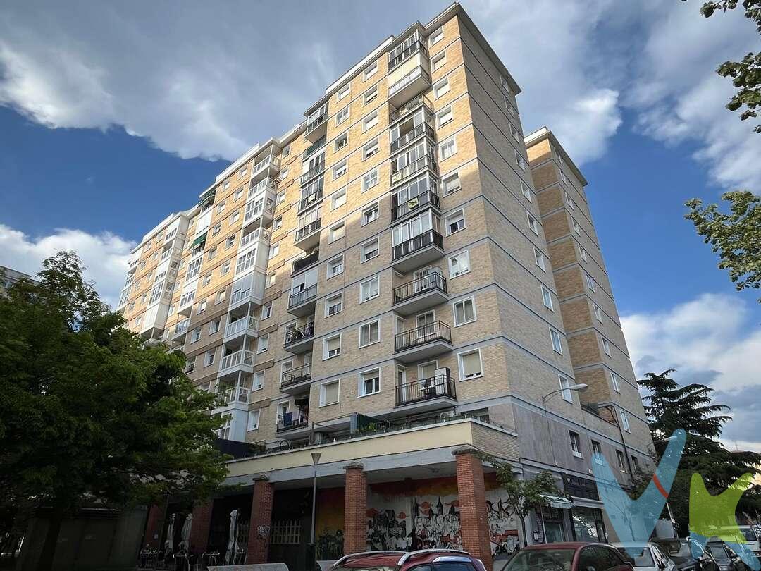 Vivienda ubicada en la Avenida Navarra de San Jorge,  junto al CEIP de San Jorge y perfectamente comunicada al situarse junto a la parada de autobús.
El inmueble se encuentra en una tercera planta, en esquina, en un edificio rehabilitado, con portal y ascensores reformados y accesibilidad a cota cero, ideal para todas las edades.
La vivienda destaca por su excelente orientación Sureste y Suroeste, lo que le proporciona una luminosidad excepcional durante todo el día. Al tratarse de un piso en esquina, disfruta de una entrada constante de luz natural en todas sus estancias.
Dispone de una cómoda distribución con tres amplios dormitorios dobles, dos de ellos con armarios empotrados. El salón-comedor cuenta con acceso directo a un soleado balcón perfecto para disfrutar del aire libre.
La cocina, de generosas dimensiones y estilo tradicional, ofrece un práctico espacio de office ideal para el día a día o para compartir momentos con invitados, además de contar con despensa independiente. Desde aquí se accede a un tendedero exterior con celosía que aporta privacidad.
El baño es completo, equipado con bañera y ventilación natural mediante ventana, un valor añadido poco habitual.
La vivienda dispone de calefacción central, garantizando el máximo confort durante los meses más fríos.
Una oportunidad ideal para quienes buscan amplitud, luz y una ubicación privilegiada en San Jorge.
Datos meramente informativos, sin valor contractual. El PVP indicado no incluye impuestos (régimen general del ITP (Impuesto de Transmisiones Patrimoniales) es el 6% sobre el precio de compra) ni gastos de transmisión (notaría, registro, AJD (Actos Jurídicos Documentados), que suma aproximadamente un 2% sobre el precio de compra). Honorarios de la agencia a cargo del vendedor. NO SE COBRA HONORARIOS AL COMPRADOR.