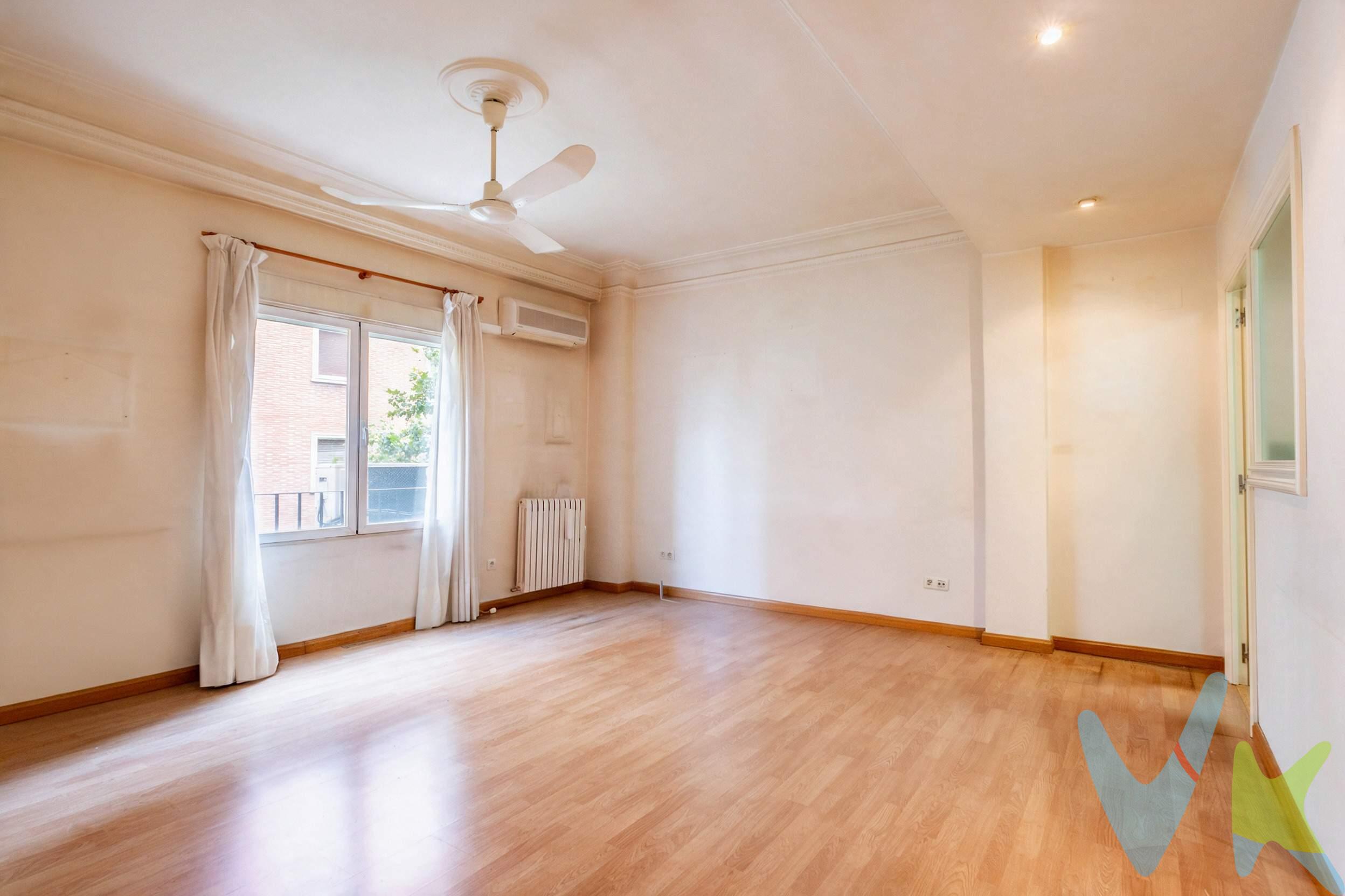 ¡Tu refugio perfecto junto a la Universidad: luz, ubicación premium y ascensor a cota cero!. ¿Buscas un hogar donde la comodidad y la ubicación estratégica se unan, o una inversión rentable desde el primer día?. Imagina salir de casa y tener la parada del tranvía a solo unos pasos, conectar en minutos con el centro de Zaragoza y disfrutar de la vitalidad que ofrece la zona Universidad. En  calle Mariano Barbasán, este piso combina una localización privilegiada con el confort que exige la vida actual. Características principales del inmueble:. Ubicación inmejorable: En pleno corazón de la zona Universidad / Romareda (Zaragoza), rodeado de todos los servicios: comercios, facultades, centros sanitarios y transporte público. Conexión total: A escasos metros de la parada del tranvía, facilitando tus desplazamientos diarios por la ciudad. Distribución funcional: Cuenta con 2 dormitorios luminosos, ideales para descanso, despacho o alquiler a estudiantes/profesionales, y 1 baño completo. Cocina independiente: Espacio práctico y optimizado para el día a día. Accesibilidad total: Finca con portal reformado y ascensor a cota cero, garantizando máxima comodidad sin barreras arquitectónicas. Ya sea para establecer tu residencia en un barrio residencial consolidado y con vida propia, o para rentabilizar tu dinero en una de las áreas con mayor demanda de alquiler de Zaragoza, este inmueble representa una oportunidad única por ubicación, accesibilidad y prestaciones. ¿Quieres descubrir en persona todo su potencial? Contacta con nosotros hoy mismo y agenda tu visita. ¡Los pisos en Mariano Barbasán no permanecen mucho tiempo en el mercado!. *** Gastos e impuestos no incluidos. A título orientativo, en segundas transmisiones, el comprador abonará: Impuesto sobre Transmisiones Patrimoniales (ITP), tipo general en Aragón al 8% (*). Base de cálculo: mayor valor entre precio de compraventa o valor de referencia catastral. Gastos de Notaría y Registro: Aranceles variables según precio, número de copias y complejidad; cálculo según tarifas normativas. Si se precisa hipoteca: Tasación, condiciones y costes bancarios según entidad elegida por el comprador; así como gastos de gestoría y cualesquiera otros inherentes a la compraventa. No se incluyen otros gastos o tributos que puedan por Ley corresponder al comprador. Operación sujeta a doble mediación. Existen honorarios a cargo del comprador, salvo pacto en contrario, no incluidos en PVP. El consumidor conforme a la normativa vigente podrá solicitar información y documentación adicional relativa al inmueble, sus características, condiciones de la operación y del servicio de mediación en la oficina y/o a través de nuestro teléfono de contacto o mail. La agencia actúa exclusivamente como intermediaria en la compraventa, cuyas condiciones, en todo caso, estarán sujetas a la aceptación expresa del vendedor del inmueble y posterior formalización del contrato. La información suministrada se corresponde con la disponible a la fecha de publicación, pudiendo variar en función de las circunstancias o actualizaciones legales, contractuales y fiscales. Anuncio de carácter meramente informativo. Para una información exhaustiva sobre el funcionamiento, tipos impositivos y bonificaciones del ITP en Aragón, puede consultar el portal oficial de la Agencia Tributaria Autonómica. Tarifas notariales y registrales reguladas en el Anexo I del Real Decreto 1426/1989 y Anexo I del Real Decreto 1427/1989, respectivamente. Anuncio no vinculante, puede contener errores.