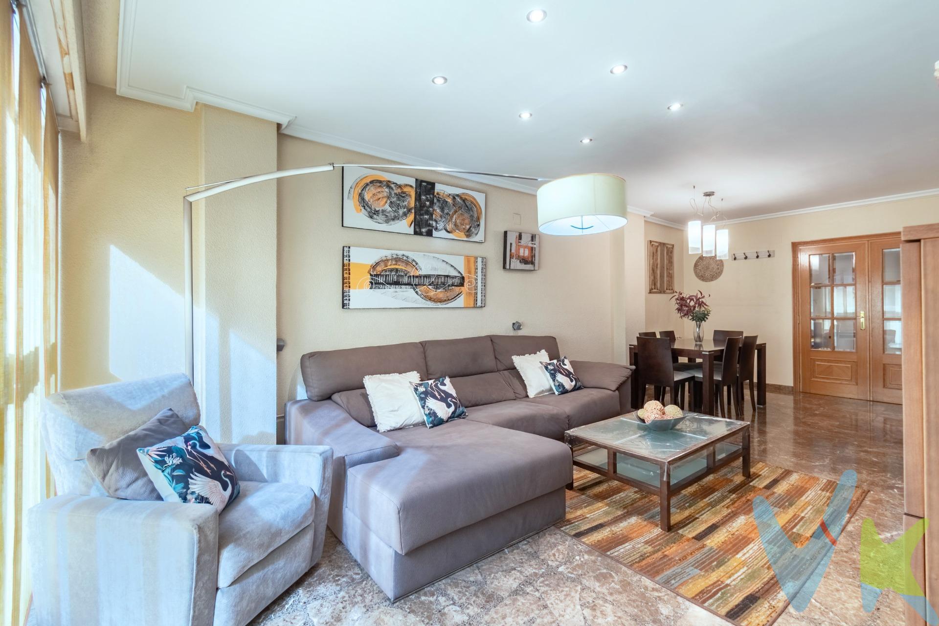 . Amplia vivienda en pleno centro con excelentes calidades y ubicación inmejorable. Se ofrece magnífico piso en zona centro, ideal para quienes buscan amplitud, comodidad y todos los servicios a un paso. La vivienda cuenta con un amplio recibidor que da acceso a un luminoso y espacioso salón-comedor, perfecto para reuniones familiares y momentos de descanso. La cocina, de gran tamaño y actualizada, dispone además de una galería amplia, aportando funcionalidad y espacio adicional de almacenaje y lavandería. El inmueble se distribuye en tres dormitorios de grandes dimensiones, destacando el dormitorio principal en suite, equipado con armarios empotrados y split de aire acondicionado para mayor confort. Una de las habitaciones tiene salida directa a una agradable terraza, ideal para disfrutar de las noches frescas y momentos al aire libre sin salir de casa. La vivienda dispone de suelos de mármol y calefacción por gas, aportando calidez y confort durante todo el año. También dotada de video-portero y ventanas de doble acristalamiento climalit. Ubicada en una zona privilegiada, cuenta a su alrededor con farmacias, supermercados, colegios, centros de salud y todo tipo de servicios, además de estar muy próxima a las paradas de autobuses metropolitanos, lo que facilita la movilidad diaria. Una excelente oportunidad para vivir en el centro con amplitud y comodidad. ¡No dudes en solicitar más información!