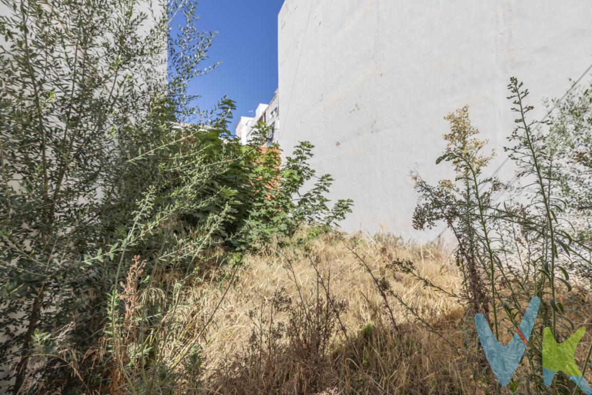 Una oportunidad única para promotores e inversoresPonemos a la venta un magnífico solar urbano situado en una de las mejores zonas de Meliana, junto a la avenida principal de la población, en un entorno completamente consolidado y con una excelente proyección urbanística. Su ubicación estratégica lo convierte en una oportunidad excepcional para desarrollar una promoción residencial en una localidad con alta demanda de vivienda y excelentes comunicaciones con Valencia.El solar permite la construcción de un edificio plurifamiliar de planta baja más cuatro alturas, ofreciendo un gran potencial para la ejecución de un proyecto moderno y atractivo, adaptado a las necesidades actuales del mercado.Ubicación privilegiadaLa parcela se encuentra en una zona con todos los servicios al alcance: supermercados, comercios, centros educativos, instalaciones deportivas, zonas verdes, restauración, transporte público y estación de metro, lo que garantiza una elevada calidad de vida para los futuros residentes. Además, su proximidad a la avenida principal proporciona una excelente visibilidad, fácil acceso y una magnífica conexión tanto con el centro de Meliana como con Valencia y el resto de poblaciones de l\'Horta Nord.Ideal para una promoción de viviendasSe trata de un solar pensado para quienes buscan desarrollar una promoción residencial en una población con creciente demanda y escasa oferta de obra nueva. La posibilidad de construir un edificio de cinco plantas (planta baja más cuatro alturas) permite optimizar la edificabilidad y diseñar viviendas amplias, luminosas y adaptadas a las exigencias del mercado actual.Una inversión con gran proyecciónMeliana se ha consolidado como una de las localidades más demandadas de l\'Horta Nord gracias a su cercanía a Valencia, sus excelentes comunicaciones y la calidad de sus servicios. Todo ello convierte este solar en una inversión especialmente interesante para promotores que buscan desarrollar un proyecto con elevadas posibilidades de éxito comercial.Si está buscando un suelo urbano con una ubicación privilegiada, gran potencial edificatorio y todas las ventajas de una población consolidada, esta es una oportunidad que merece la pena valorar.Solicite más información, la documentación urbanística o conciértenos una visita para conocer el solar y estudiar el potencial de su próxima promoción residencial.Se muestra a título informativo y no contractual. El precio no incluye lo siguiente: Honorarios de la agencia inmobiliaria, impuestos (ITP) y otros gastos de la Compraventa (notaria, gestoría y registro