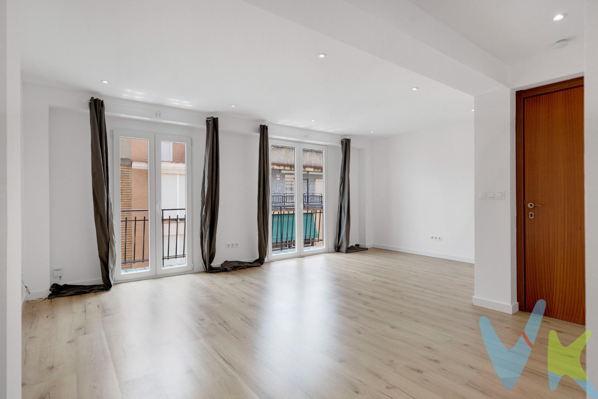 Luminoso piso totalmente reformado en Monteolivete, junto a Ruzafa – Listo para entrar a vivir. Si buscas una vivienda con personalidad, completamente reformada, muy luminosa y ubicada en una de las zonas con mayor proyección de Valencia, esta es una excelente oportunidad. Este piso de 89 m² ofrece una combinación perfecta de tranquilidad, confort y una ubicación privilegiada. La finca cuenta con solo cinco vecinos (uno por planta), proporcionando un ambiente tranquilo y familiar. La vivienda fue reformada íntegramente en 2017, cuidando cada detalle y utilizando materiales de calidad. Se renovaron completamente la fontanería y la instalación eléctrica, se aislaron todas las paredes con escayola para mejorar el confort térmico y acústico, y se instaló un elegante suelo de tarima flotante alemana con aislamiento de neopreno, que aporta una agradable sensación de confort y reduce la transmisión del ruido. Las ventanas y balconeras de PVC con doble acristalamiento, fabricadas en Valencia, ofrecen un excelente aislamiento frente al ruido y las temperaturas exteriores. Toda la vivienda dispone de iluminación LED de bajo consumo, lo que mejora la eficiencias energética. Uno de sus grandes atractivos es su magnífica luminosidad. Gracias a su orientación este, el salón disfruta del sol de la mañana y da acceso a un agradable balcón donde comenzar el día con un café o relajarse al aire libre. Además, la ventilación cruzada mantiene una temperatura agradable durante todo el año. La distribución es muy práctica:. Amplio dormitorio principal, con espacio suficiente para una cama de gran tamaño y una amplia zona de almacenamiento. Segunda habitación, ideal como despacho, habitación infantil, vestidor o dormitorio de invitados. Baño con un original suelo de estilo portugués, que aporta un toque de diseño y personalidad. Cocina equipada con vitrocerámica, horno y nevera compacta integrada bajo la encimera. Galería interior independiente, donde se encuentran la lavadora y el calentador eléctrico de agua de 80 litros, manteniendo la cocina más despejada y funcional. Además, el piso ha sido recién pintado, por lo que se encuentra listo para entrar a vivir sin necesidad de realizar ninguna reforma. Ubicación es privilegiada, situado en una calle muy tranquila del consolidado barrio de Monteolivete, uno de los barrios con mayor crecimiento y demanda de Valencia, este piso ofrece la combinación perfecta entre tranquilidad y excelente conexión con el resto de la ciudad. Su ubicación permite llegar en pocos minutos a algunos de los puntos más emblemáticos de Valencia:. A solo 5 minutos del barrio de Ruzafa, conocido por su ambiente, gastronomía y oferta cultural. A 4 minutos caminando de la estación de metro. A 15 minutos de la Ciudad de las Artes y las Ciencias. A 20 minutos del centro de Valencia. En los alrededores encontrarás supermercados, comercios, restaurantes, cafeterías, farmacias, colegios, zonas verdes y todos los servicios necesarios para el día a día, lo que convierte esta vivienda en una excelente opción tanto para vivir como para invertir. Esta vivienda es perfecta tanto para quienes buscan un hogar cómodo y listo para entrar a vivir como para inversores que deseen adquirir un inmueble en una zona con una demanda creciente y un gran potencial de revalorización. Quinta planta sin ascensor. "El precio refleja las excelentes condiciones de la vivienda y su ubicación." no están incluidos en el precio gastos de notaría y registro (+- 1.000€) ni impuesta de transmisiones patrimoniales con un tipo máximo del 9% sobre el presio de venta, eso sí SIN COMISIONES DE AGENCIA. Luminosidad, tranquilidad, reforma integral de calidad, una finca con solo cinco vecinos y una ubicación excepcional en Monteolivete, a un paso de Ruzafa, convierten este piso en una oportunidad única en Valencia. 